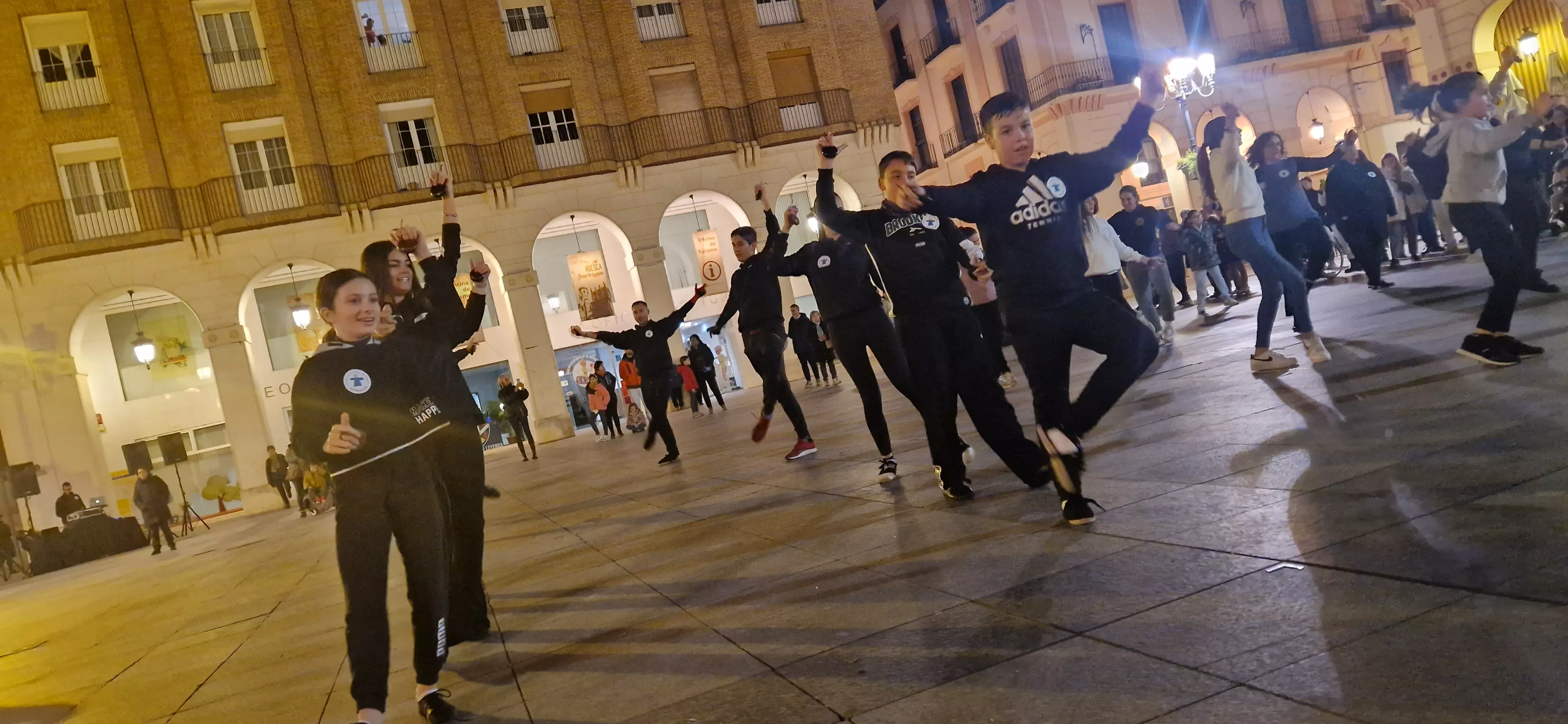 Flashmob jotero de Aspanoa en Huesca por los niños y niñas con cáncer. Foto Myriam Martínez