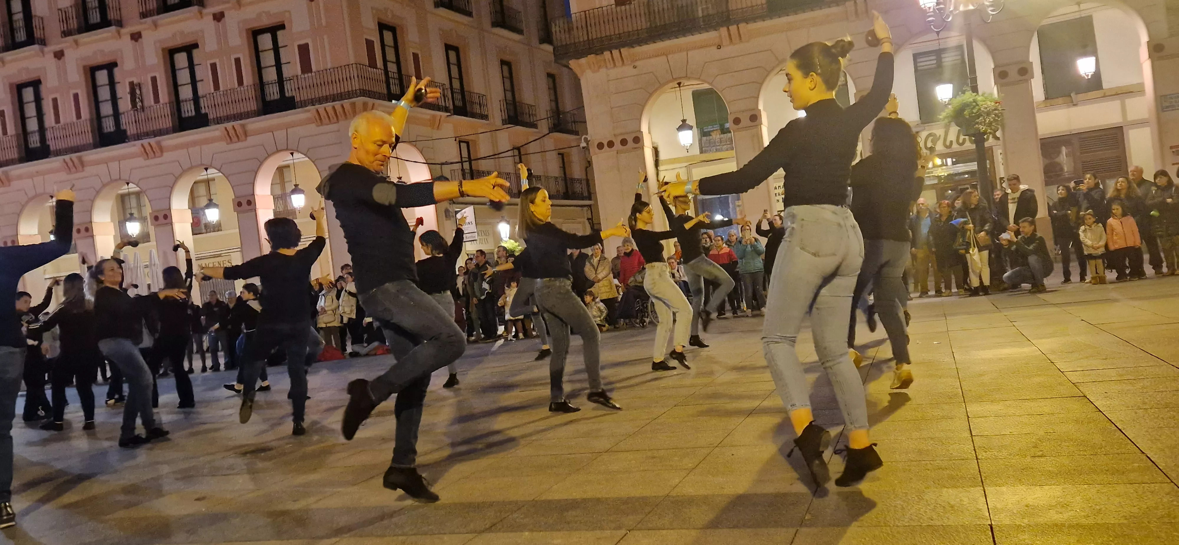 Flashmob jotero de Aspanoa en Huesca por los niños y niñas con cáncer. Foto Myriam Martínez