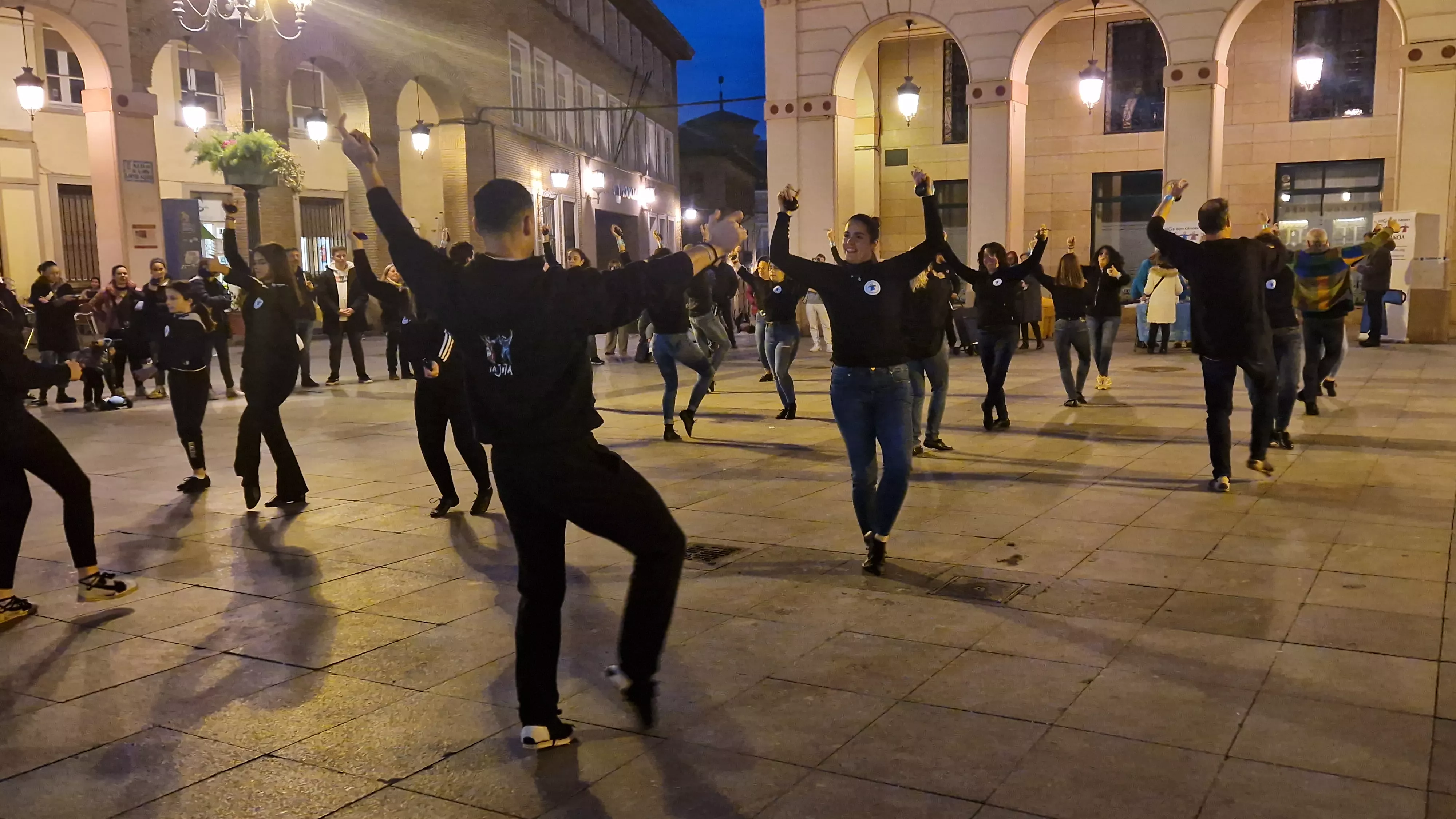 Flashmob jotero de Aspanoa en Huesca por los niños y niñas con cáncer. Foto Myriam Martínez