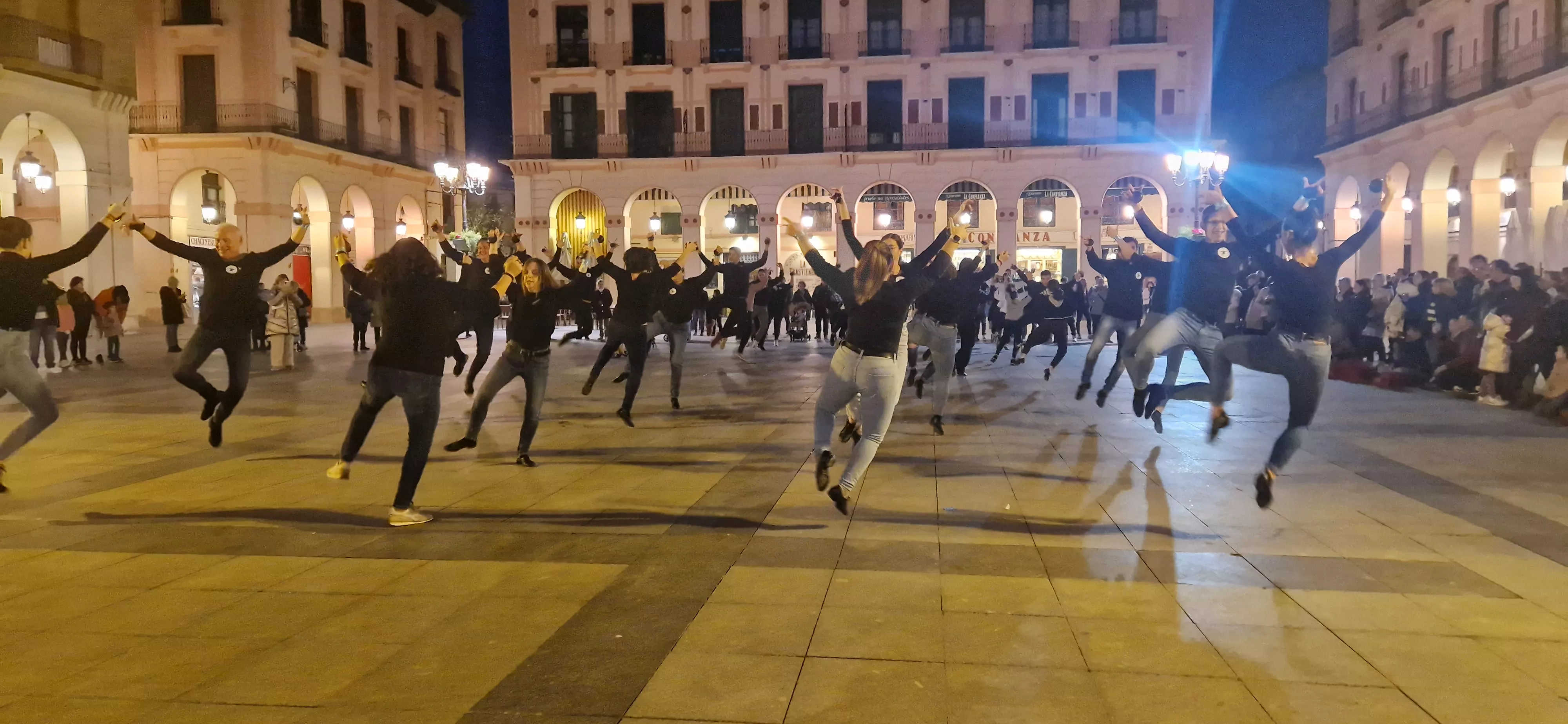 Flashmob jotero de Aspanoa en Huesca por los niños y niñas con cáncer. Foto Myriam Martínez