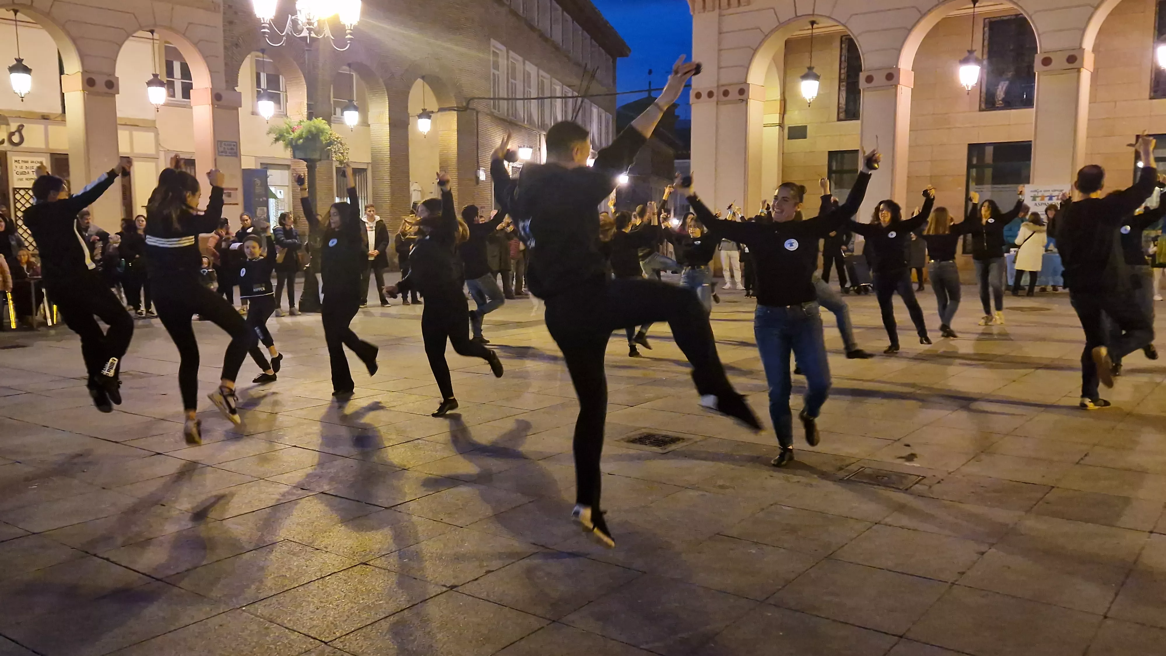 Flashmob jotero de Aspanoa en Huesca por los niños y niñas con cáncer. Foto Myriam Martínez