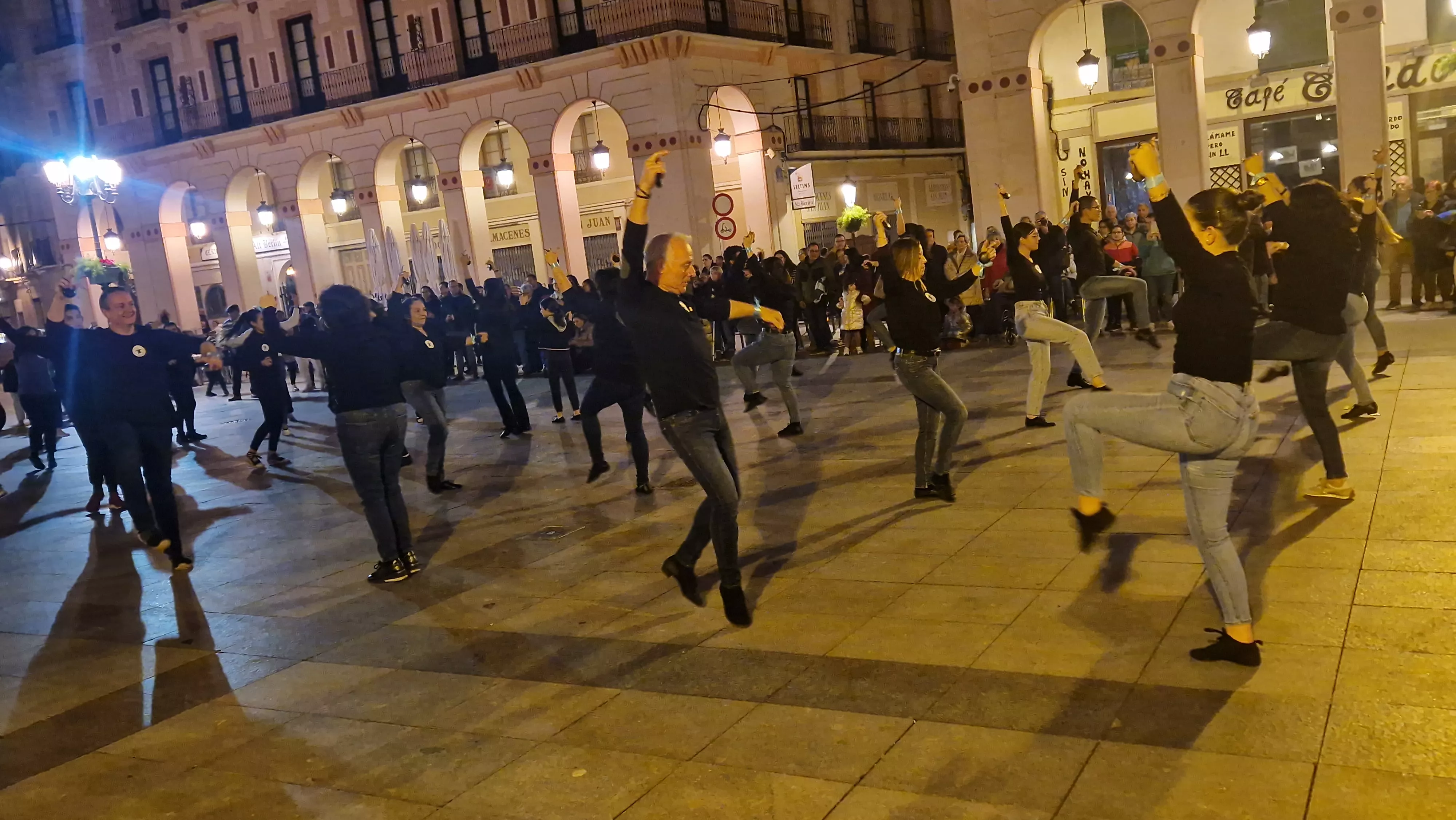 Flashmob jotero de Aspanoa en Huesca por los niños y niñas con cáncer. Foto Myriam Martínez