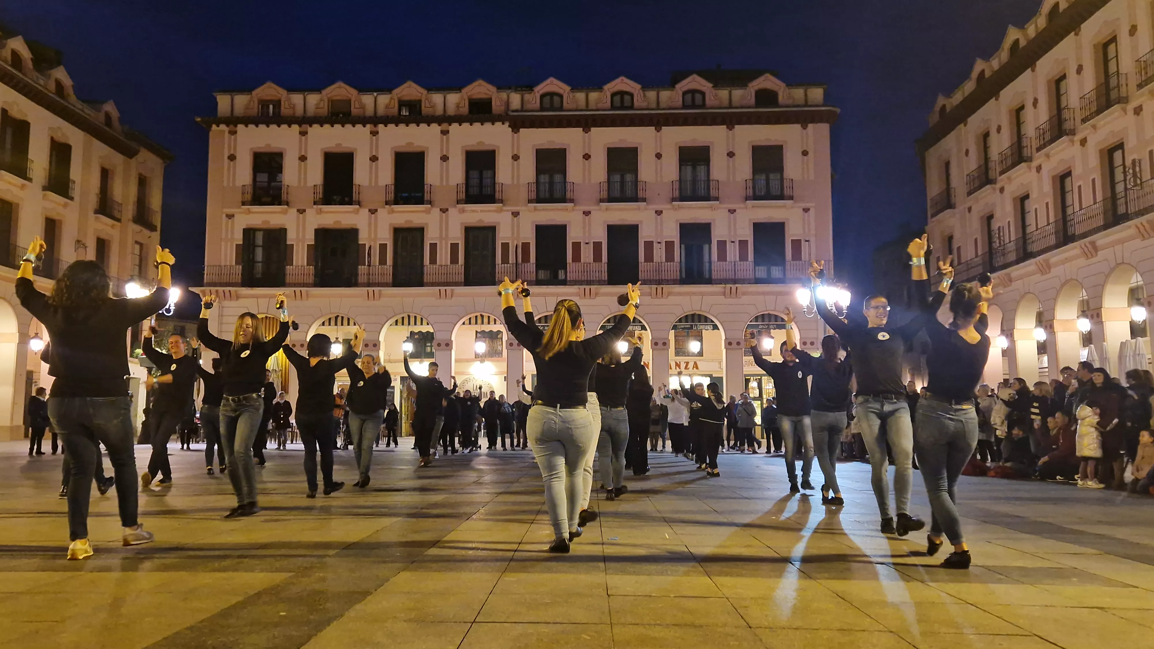 Flashmob jotero de Aspanoa en Huesca por los niños y niñas con cáncer. Foto Myriam Martínez