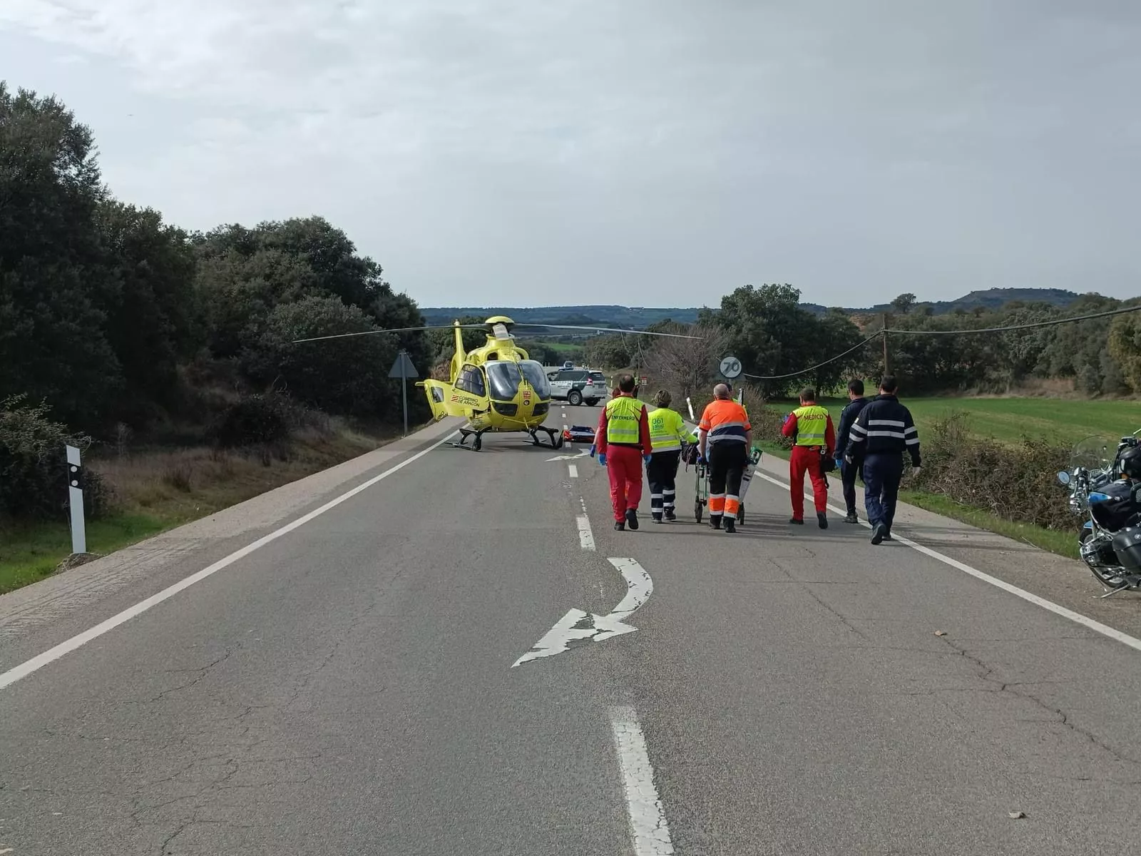 El herido es trasladado al helicóptero para ser evacuado a Zaragoza.