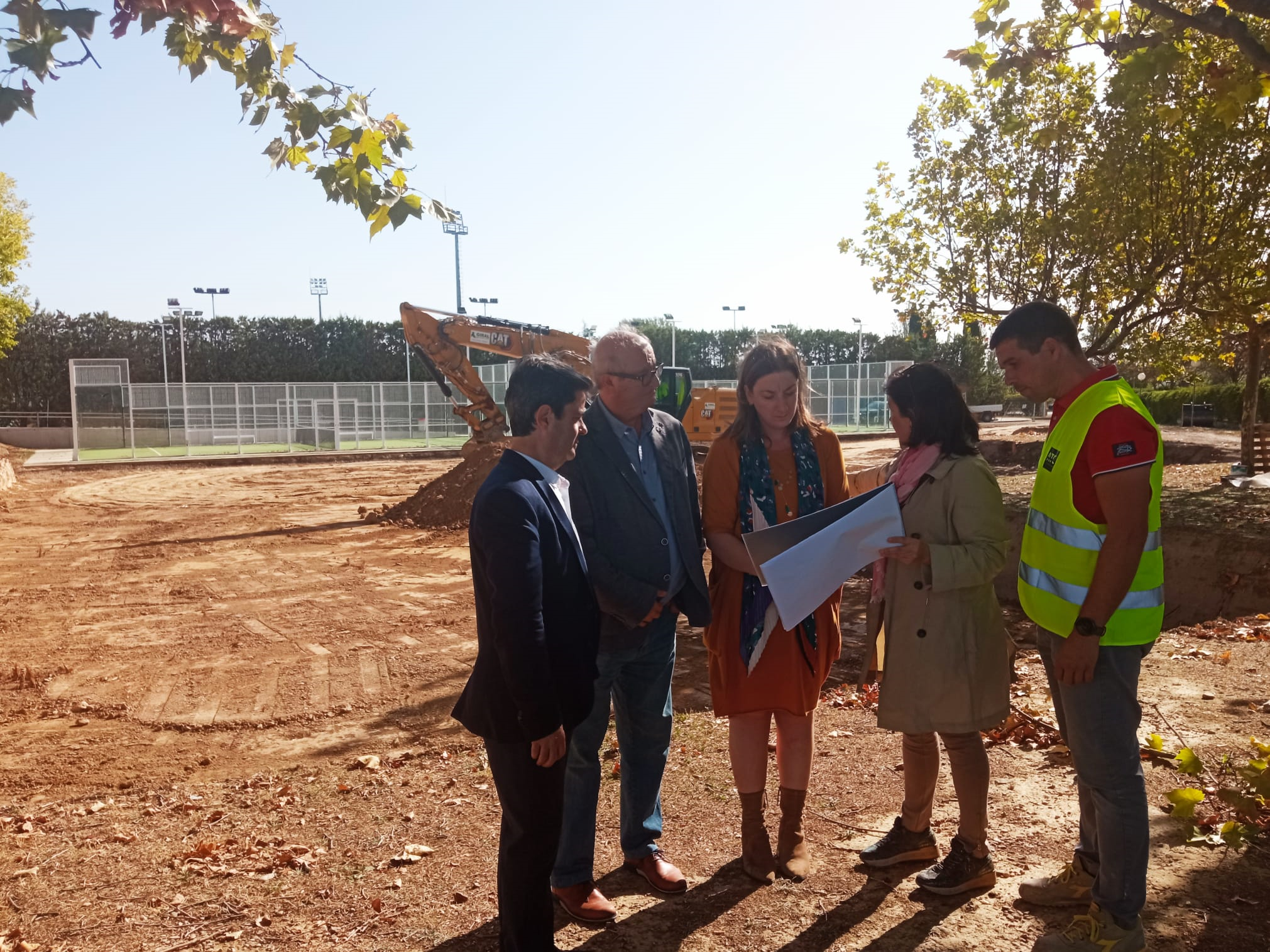 Luis Felipe, José María Romance y María Rodrigo, con los técnicos en la Ciudad Deportiva.