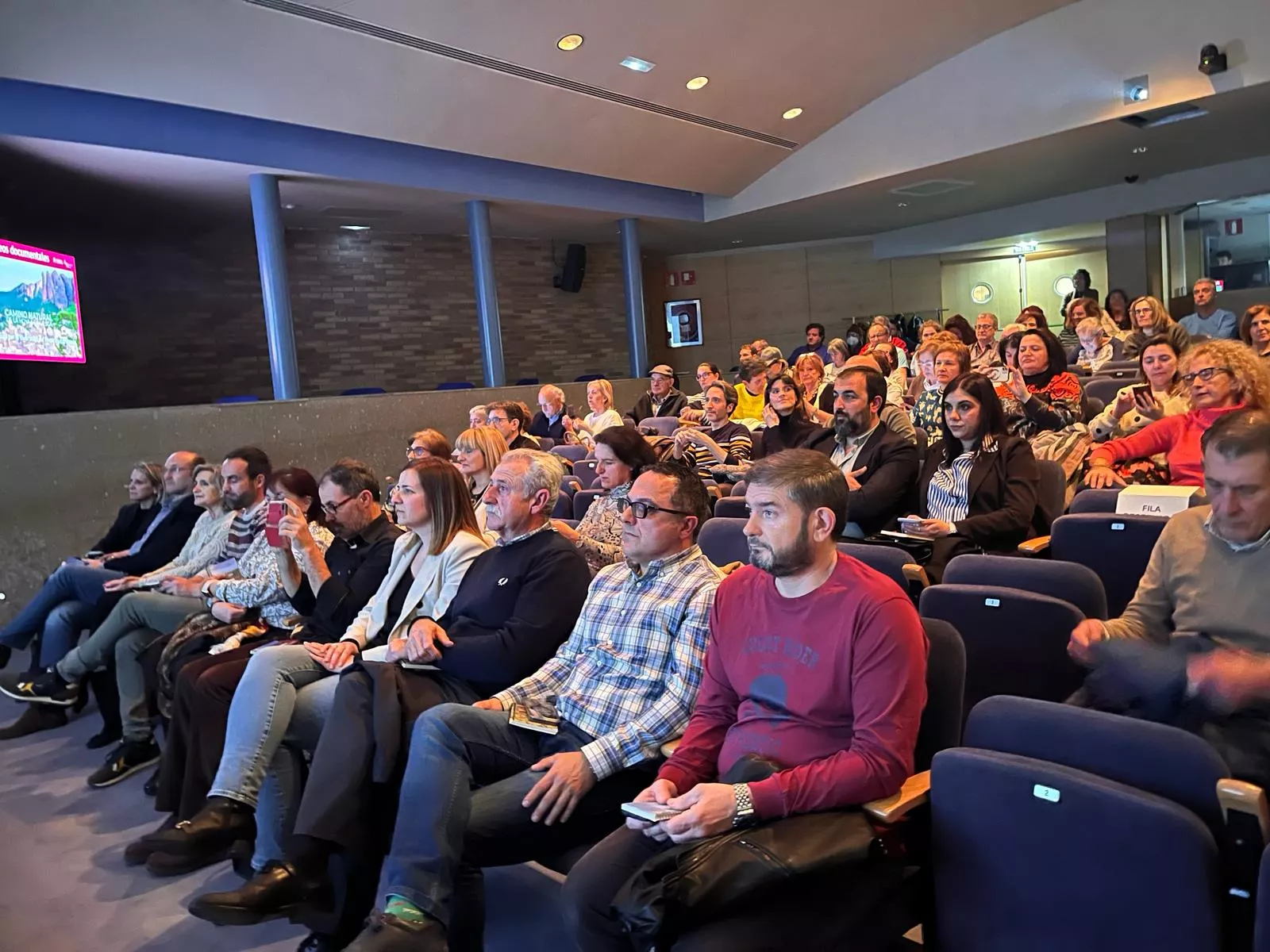 Asistentes al acto de presentación de los vídeos sobre el Camino Natural de La Hoya de Huesca. Foto Mercedes Manterola