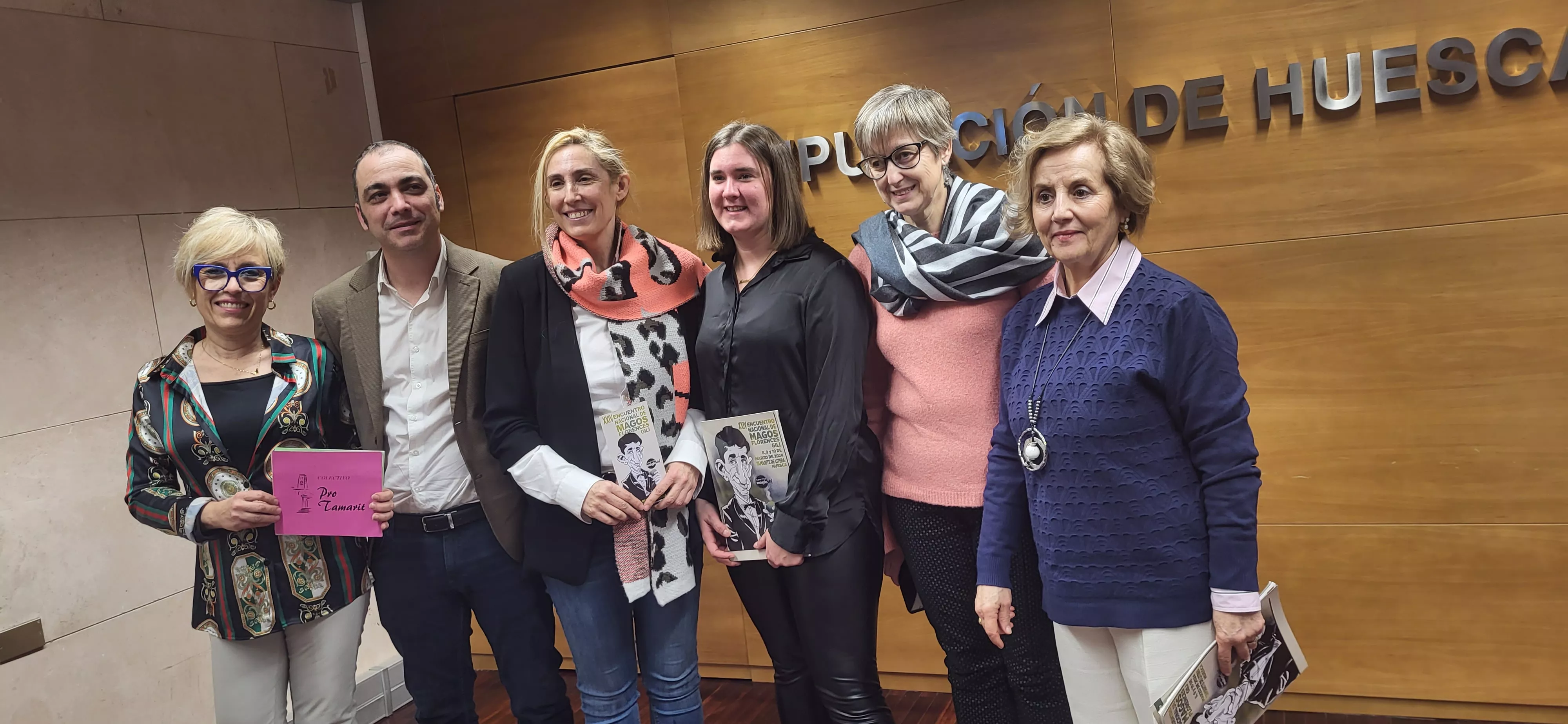Sampériz junto con las representantes de Tamarite de Litera y de Pro Tamarit.