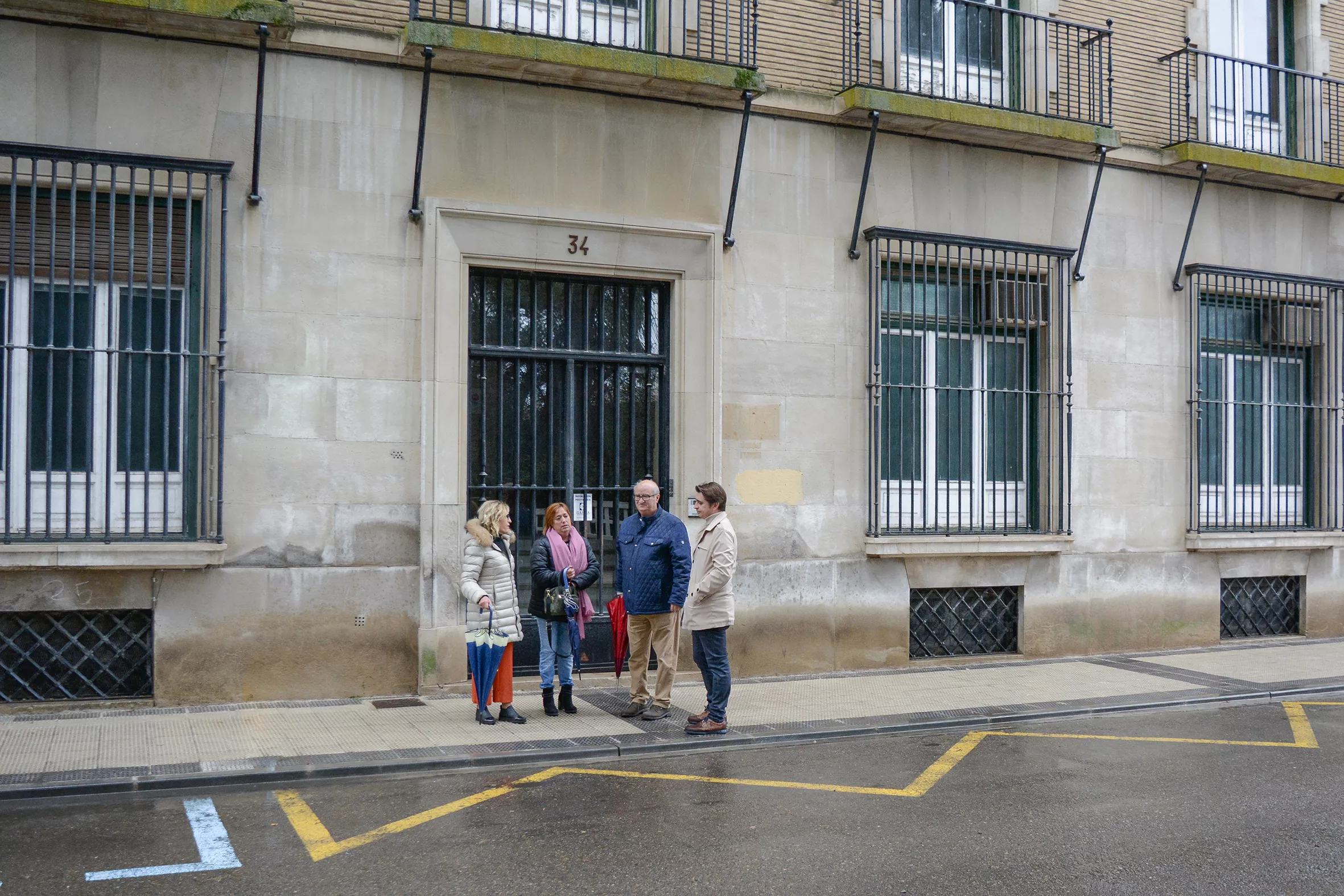 Concejales del grupo socialista ante el edificio de la antigua Seguridad Social.