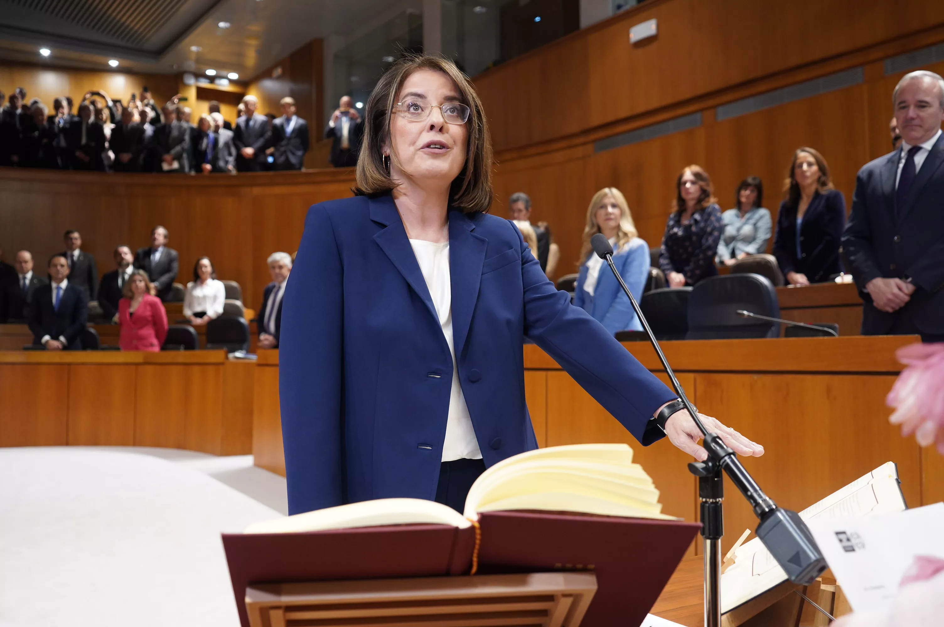 Toma de posesión de Concepción Gimeno Gracia en el hemiciclo del Parlamento aragonés. Toma de posesión de Concepción Gimeno Gracia en el hemiciclo del Parlamento aragonés.