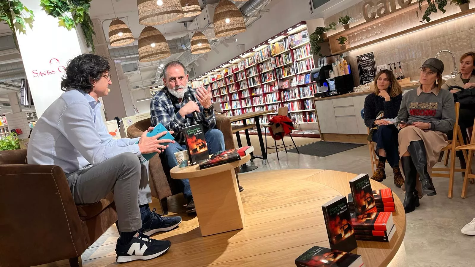 Diego Marro y Óscar Beltrán de Otálora, en la presentación en Santos Ochoa de "Tierra de furtivos".
