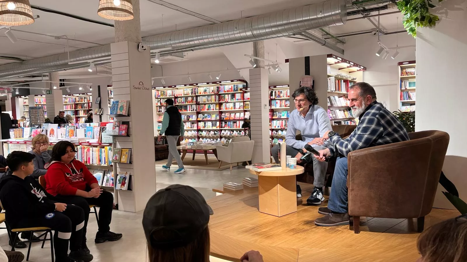 Diego Marro y Óscar Beltrán de Otálora en la presentación en Santos Ochoa de "Tierra de furtivos". Foto Mercedes Manterola