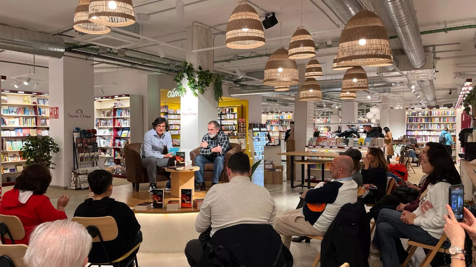 Presentación de la novela "Tierra de furtivos" de Óscar Beltrán de Otálora. Foto Mercedes Manterola