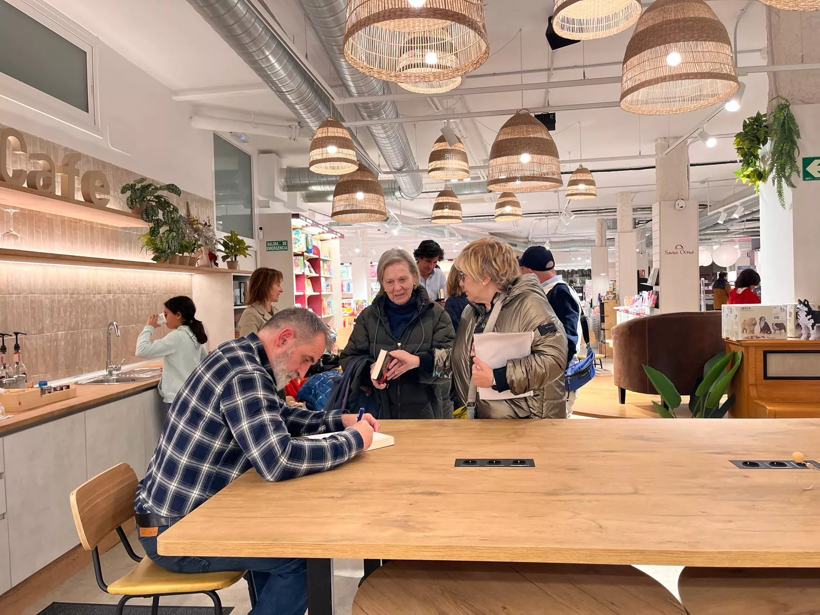 Firma de libros de Óscar Beltrán de Otálora en Santos Ochoa. Foto Mercedes Manterola