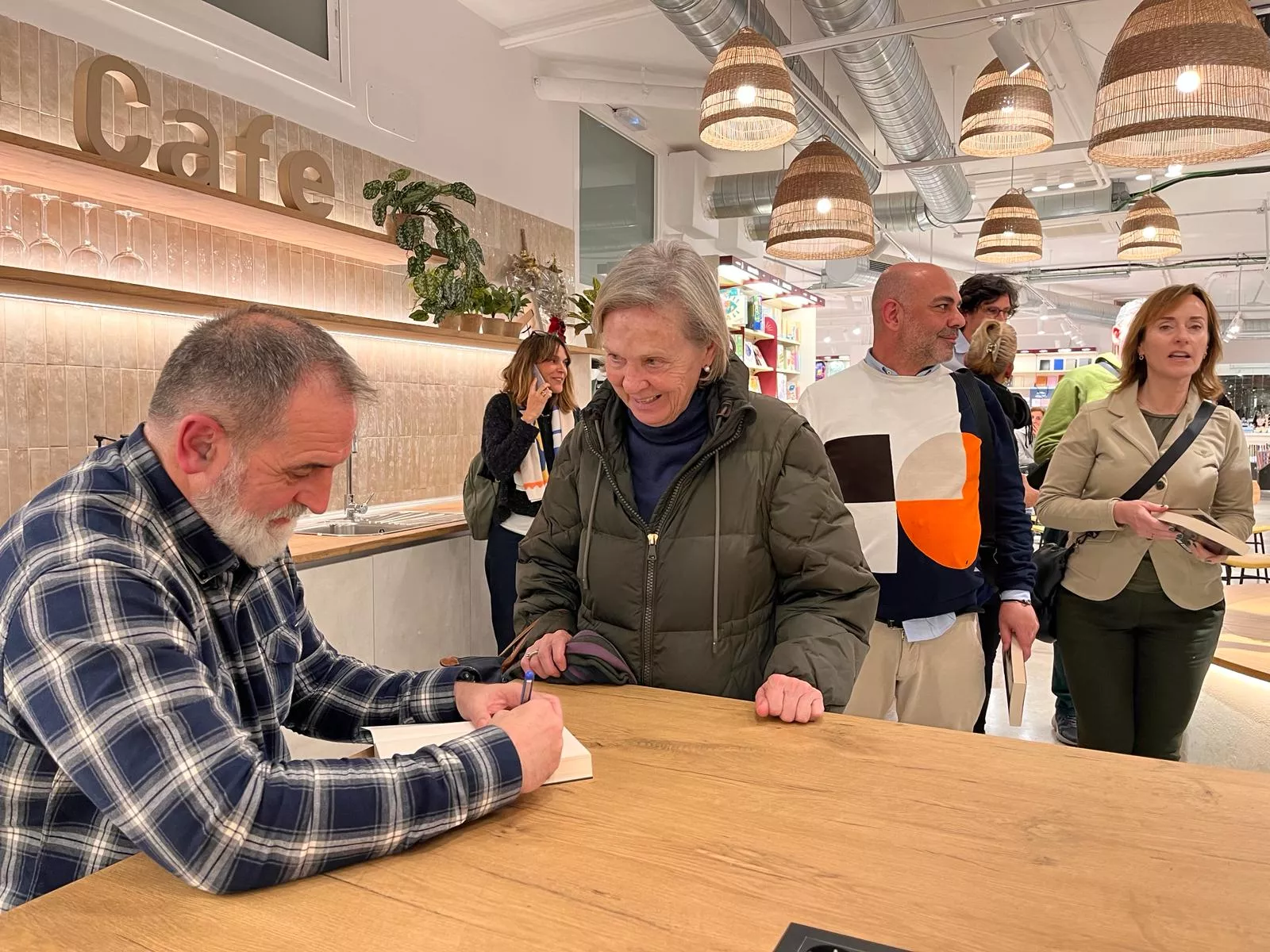 Firma de libros de Óscar Beltrán de Otálora en Santos Ochoa. Foto Mercedes Manterola