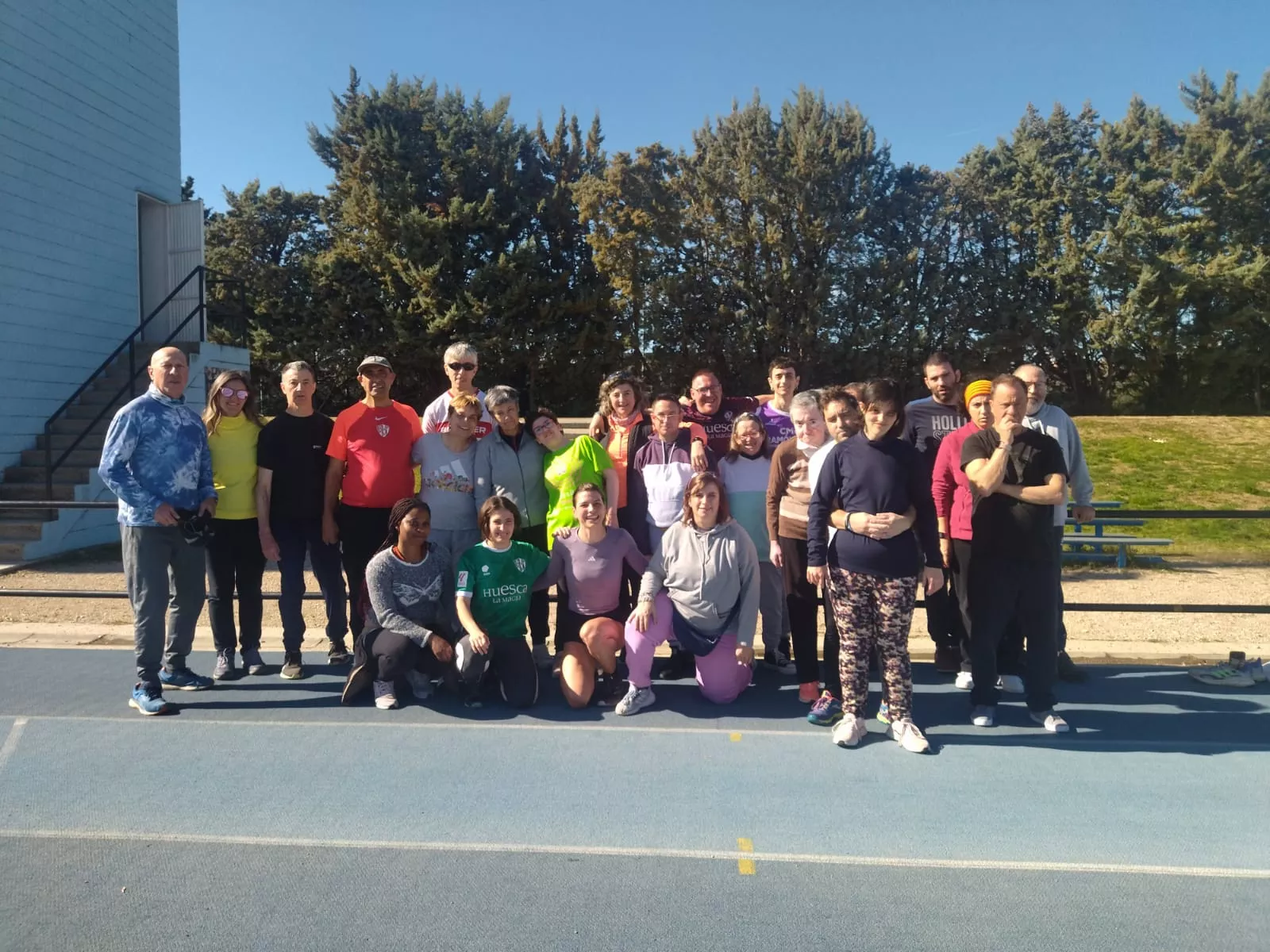 Foto de familia de los atletas de Valentia y sus entrenadores con Irene Sánchez-Escribano.