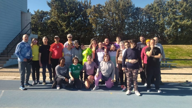 Foto de familia de los atletas de Valentia y sus entrenadores con Irene Sánchez-Escribano. Foto de familia de los atletas de Valentia y sus entrenadores con Irene Sánchez-Escribano.