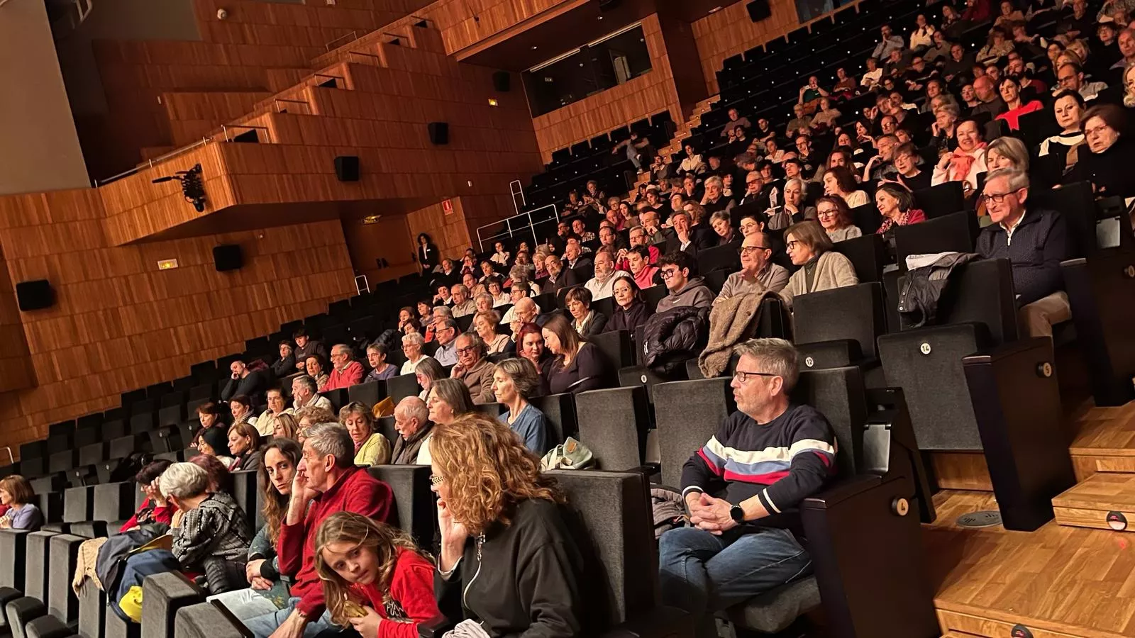Público asistente al concierto celebrado en el Palacio de Congresos de Huesca. Foto Mercedes Manterola