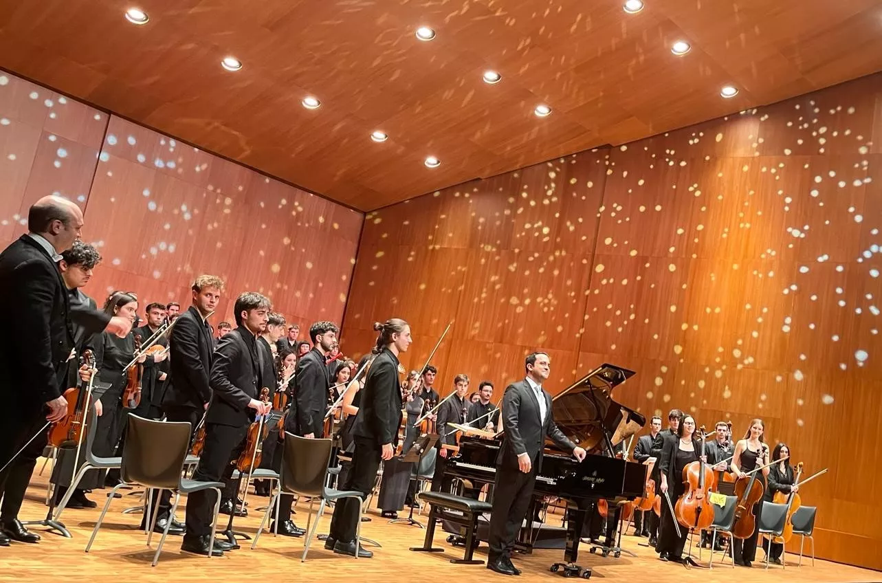 Alberto Menjón con la Orquesta Sinfónica del Conservatorio Superior de Música de Aragón. Foto Mercedes Manterola