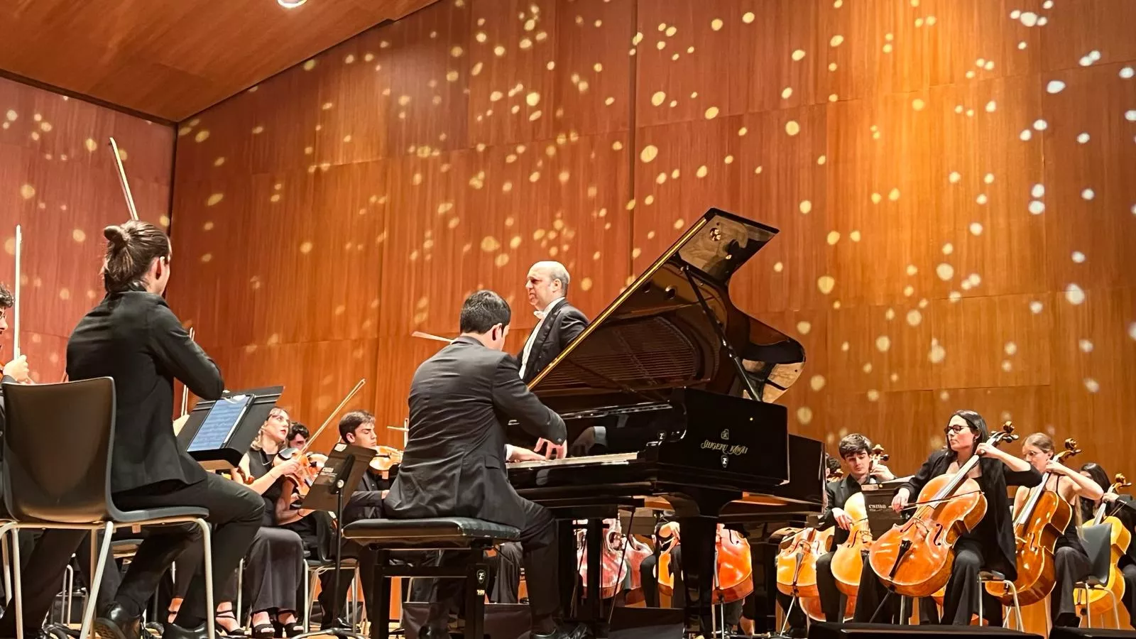 Actuación de Alberto Menjón en el Palacio de Congresos de Huesca. Foto Mercedes Manterola