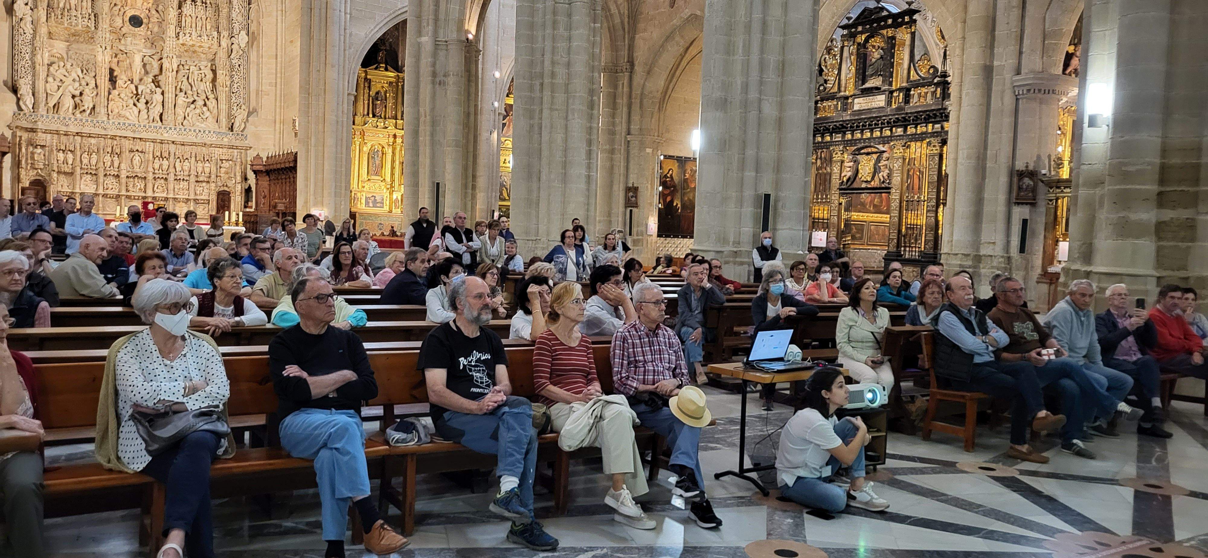 Numerosos oscenses han participado en la presentación del vídeo sobre la fachada de la Catedral de Huesca