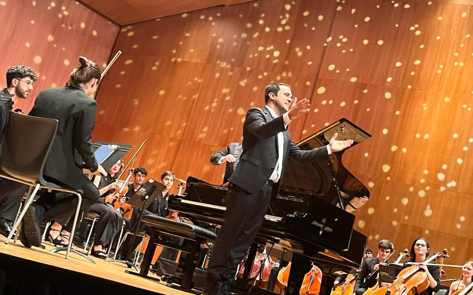 Alberto Menjón agradece los aplausos tras el concierto en Huesca. Foto Mercedes Manterola