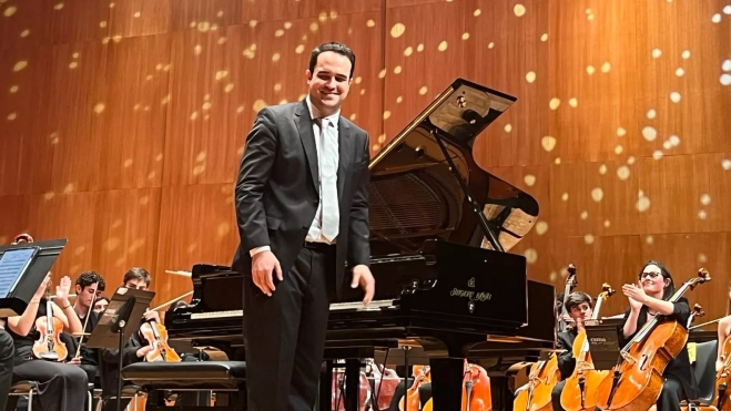 Alberto Menjón saluda tras su actuación en el Palacio de Congresos de Huesca. Foto Mercedes Manterola Alberto Menjón saluda tras su actuación en el Palacio de Congresos de Huesca. Foto Mercedes Manterola
