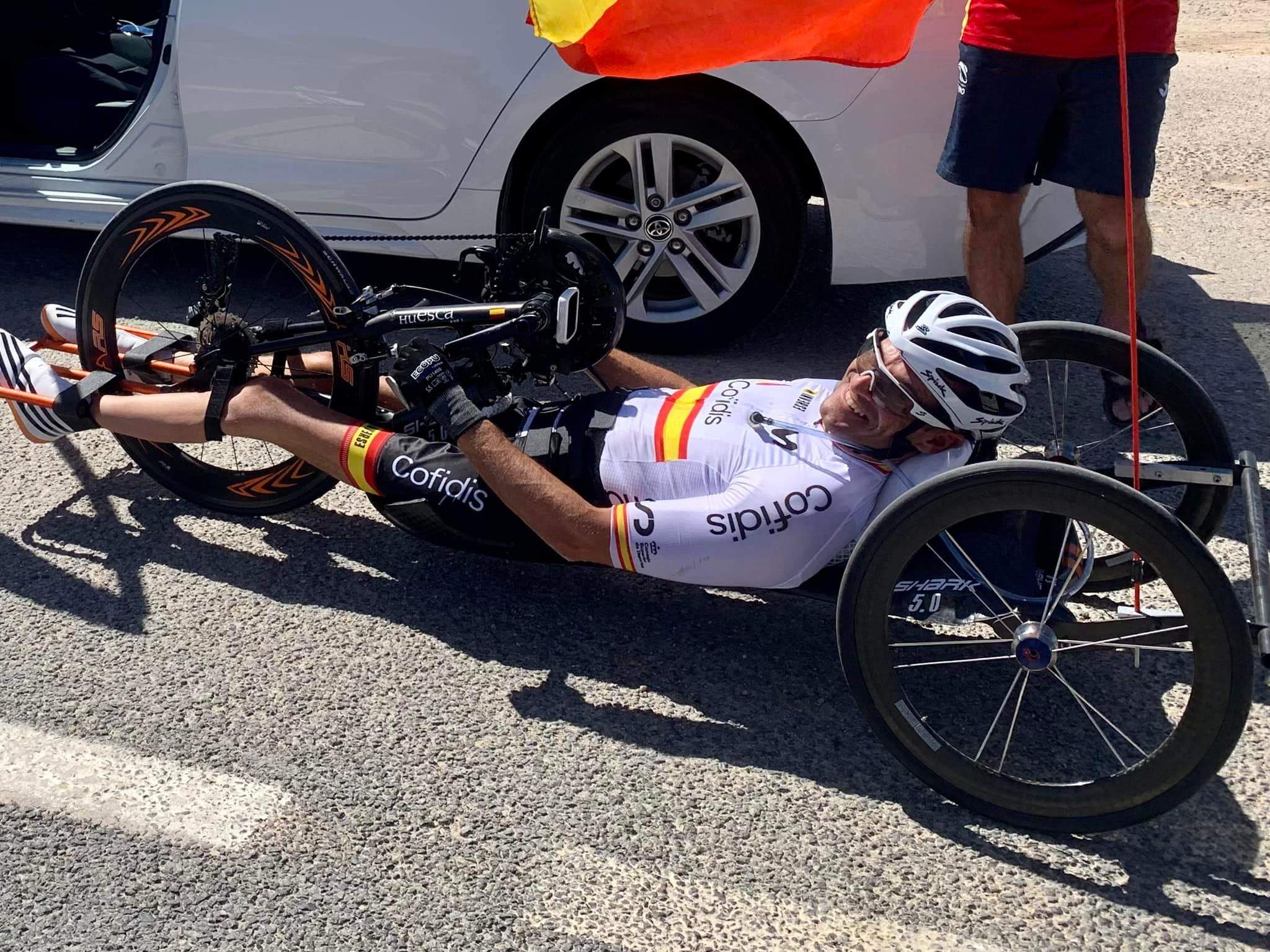 Diego Ballesteros, feliz con su maillot de la Selección Española.