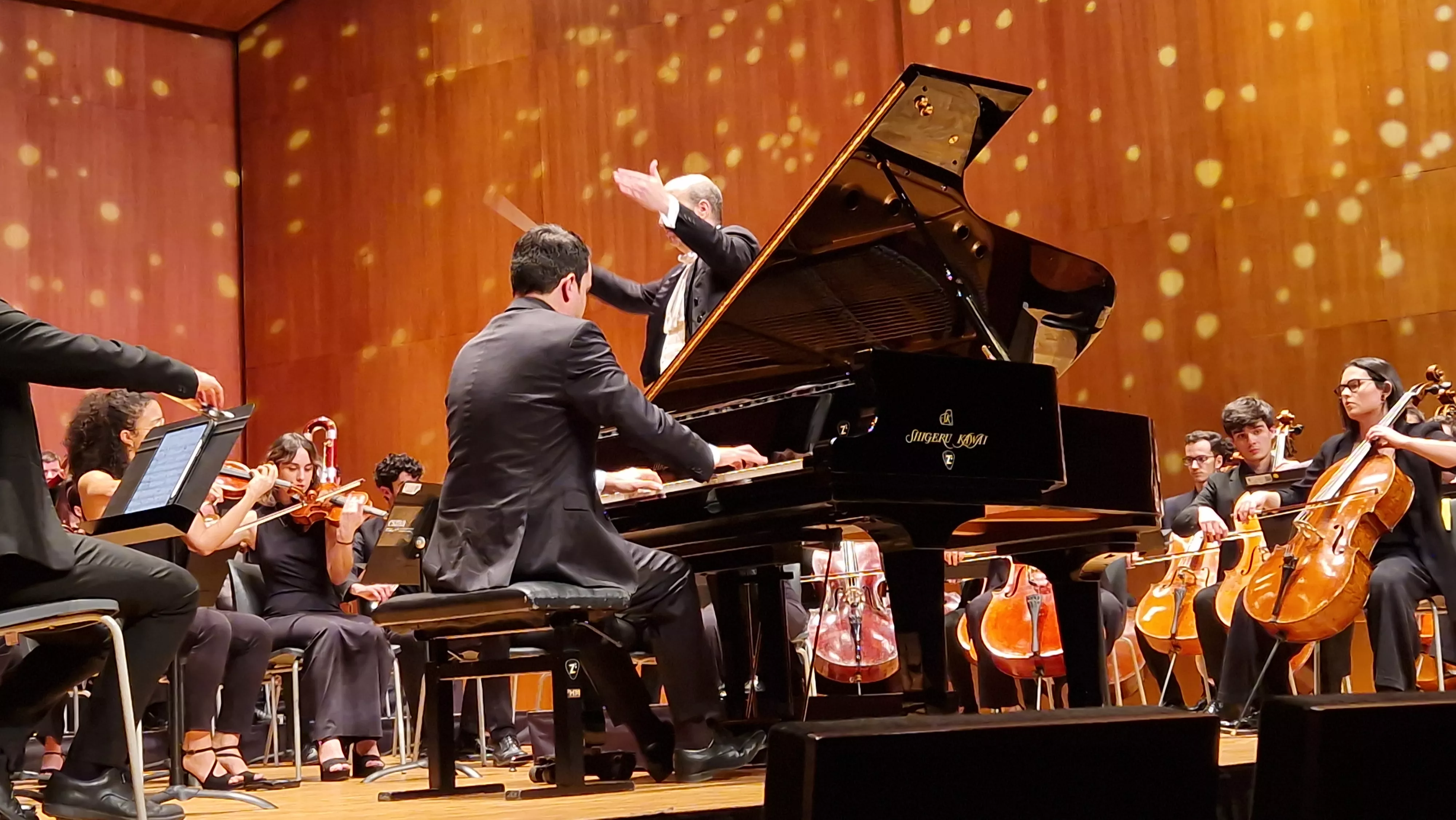 Concierto de Alberto Menjón y la Orquesta Sinfónica del Conservatorio Superior de Música de Aragón en Huesca. Foto Myriam Martínez