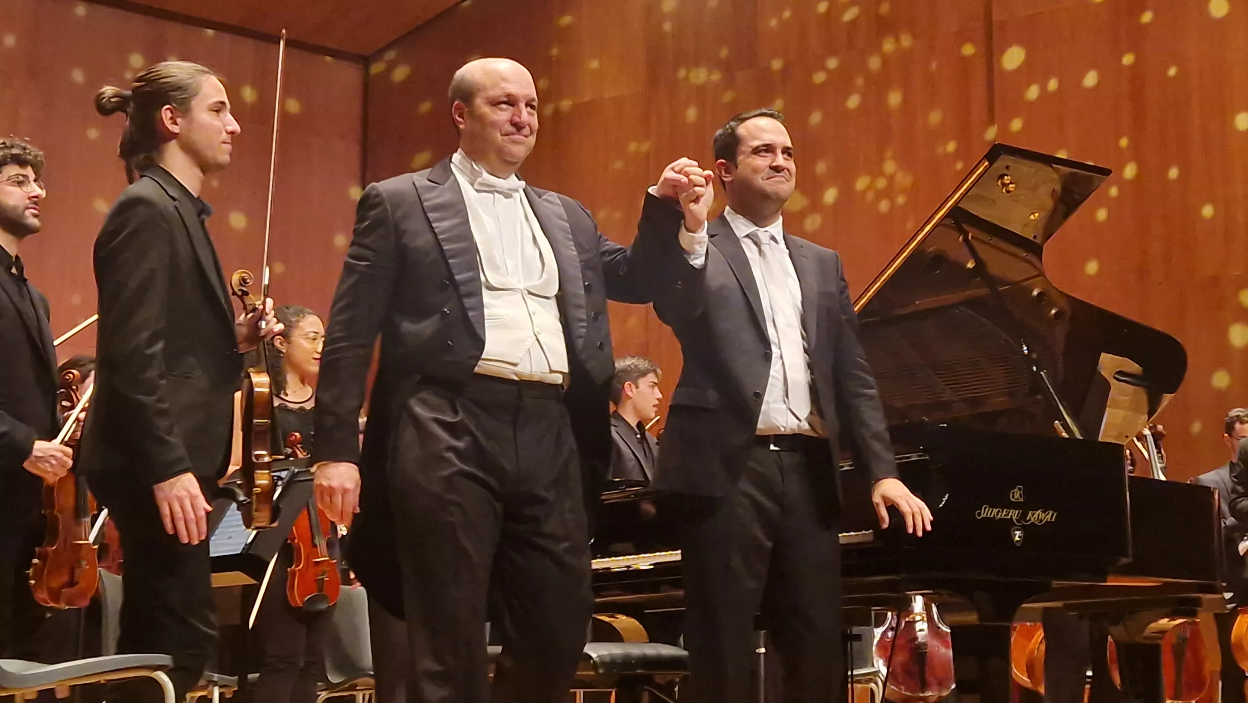 Borja Quintas y Alberto Menjón saludan al público oscense, en el Palacio de Congresos de Huesca. Foto Myriam Martínez