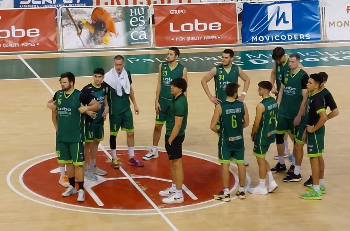 Los jugadores del Peñas reciben el caluroso aplauso de la afición