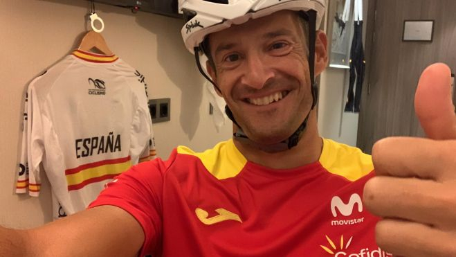 El barbastrense sonríe feliz con la camiseta de paseo de la selección. El barbastrense sonríe feliz con la camiseta de paseo de la selección.