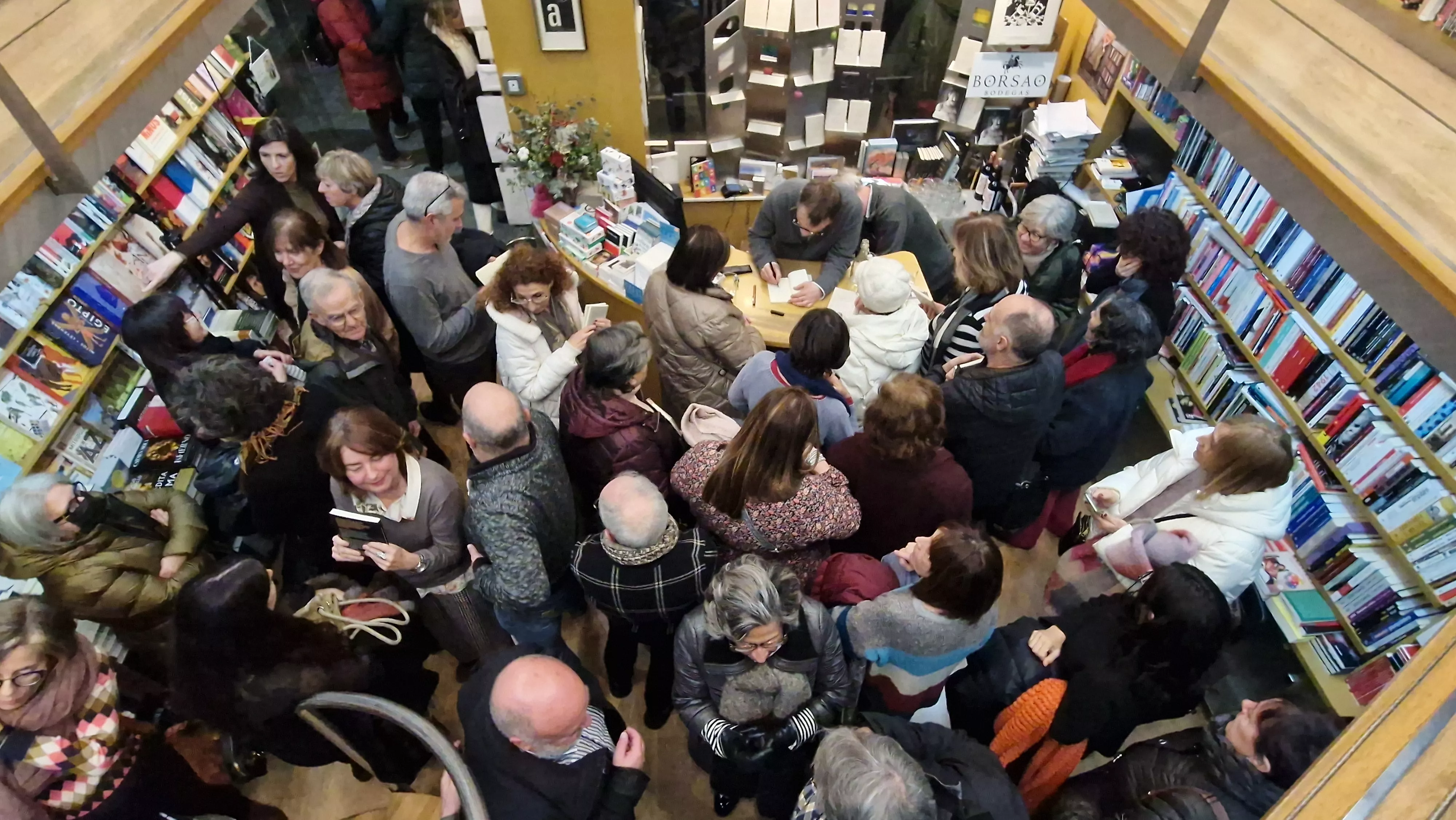 Victor Juan presentando El secreto de las pajaritas en la Anónima. Foto Myriam Martínez