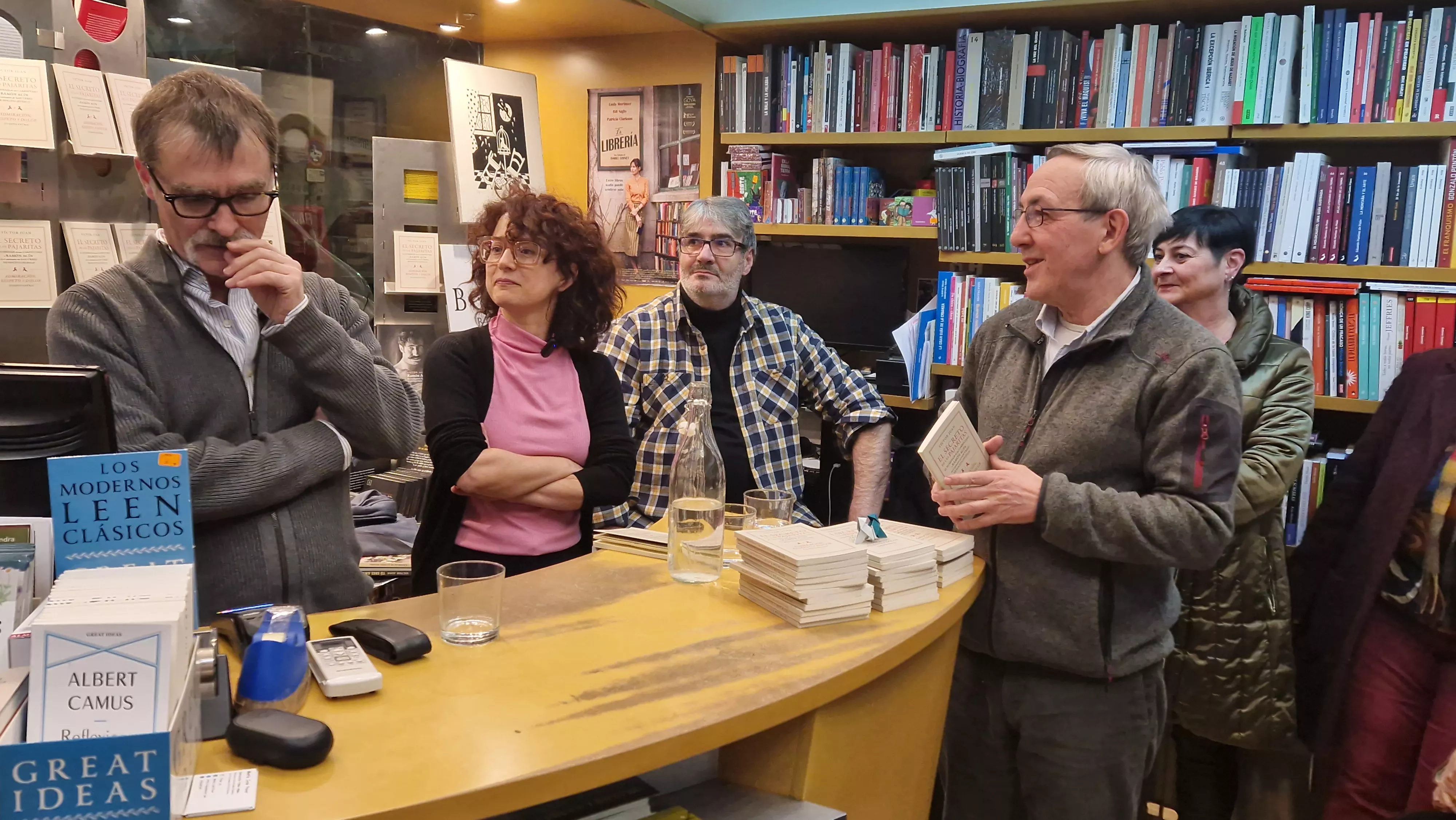 Victor Juan presentando El secreto de las pajaritas en la Anónima. Foto Myriam Martínez
