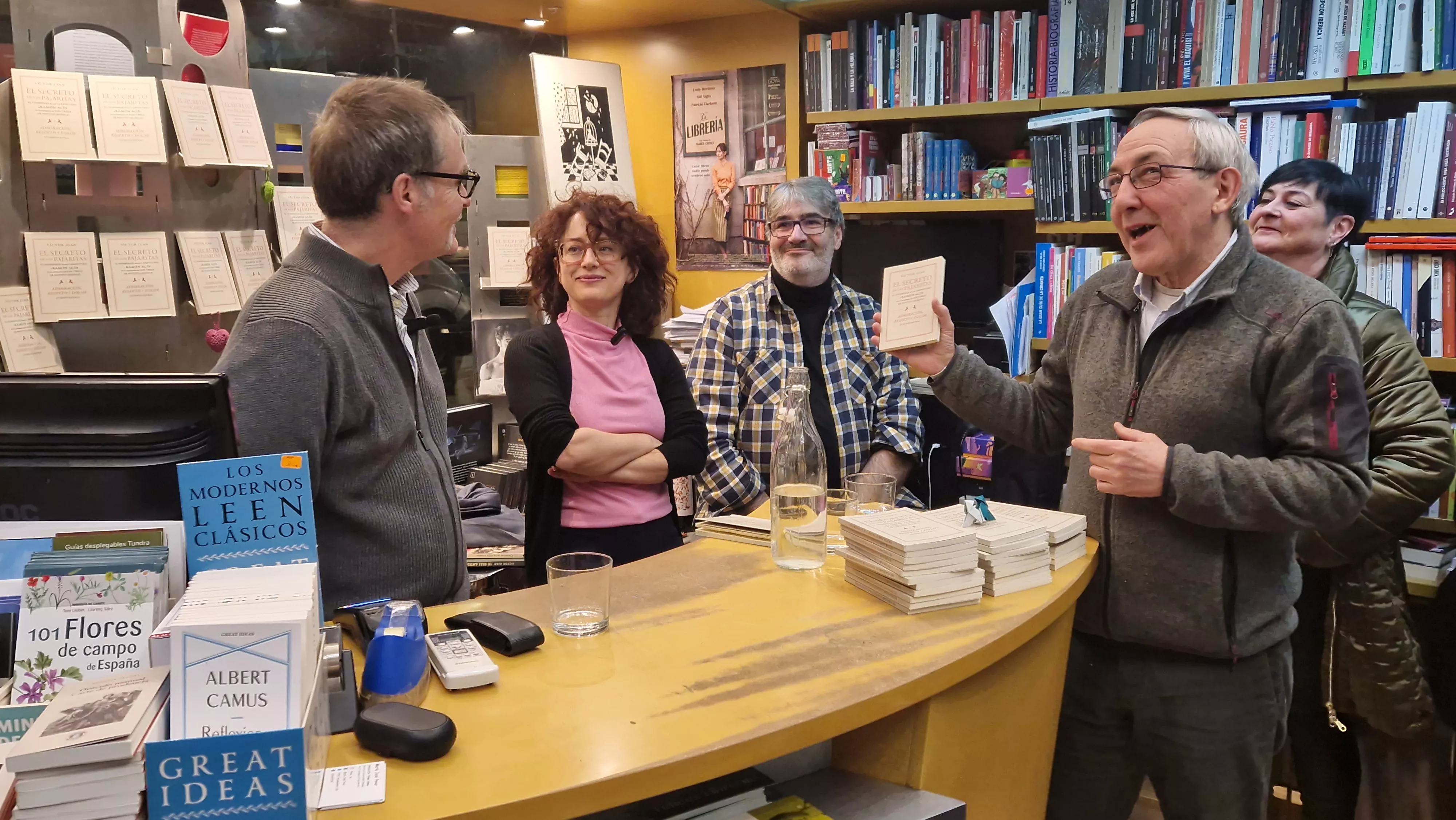 Victor Juan presentando El secreto de las pajaritas en la Anónima. Foto Myriam Martínez