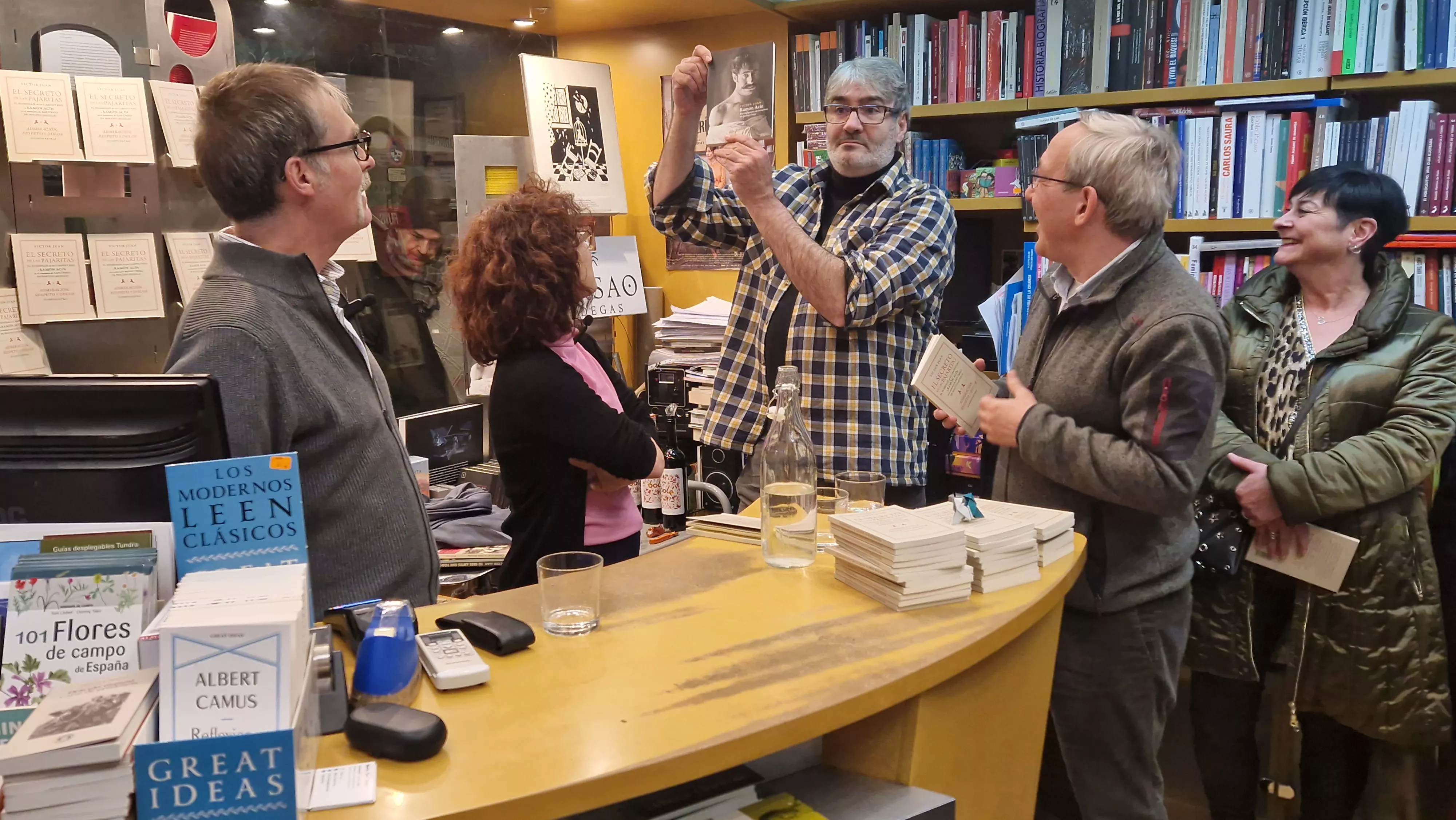 Victor Juan presentando El secreto de las pajaritas en la Anónima. Foto Myriam Martínez