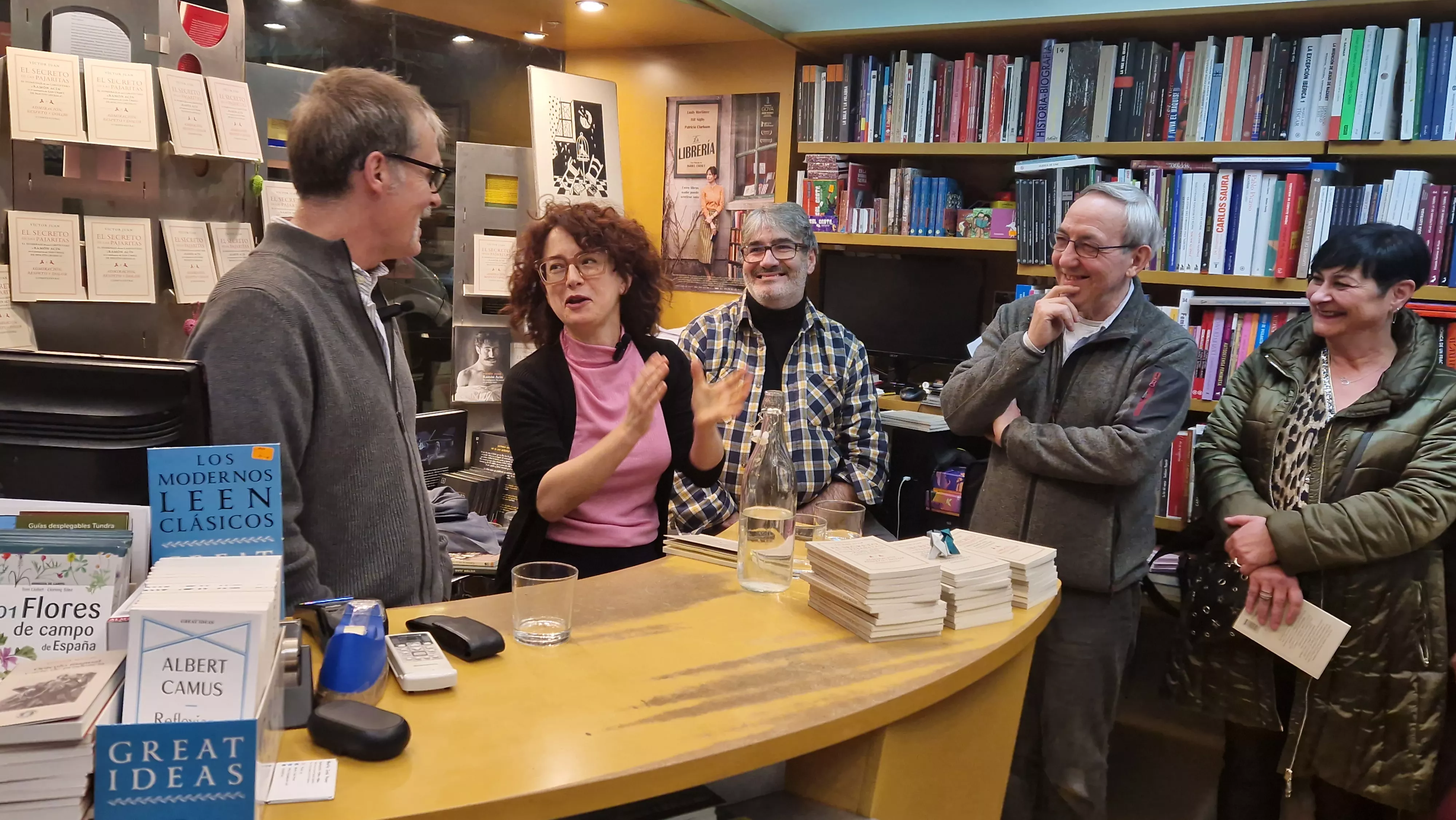 Victor Juan presentando El secreto de las pajaritas en la Anónima. Foto Myriam Martínez