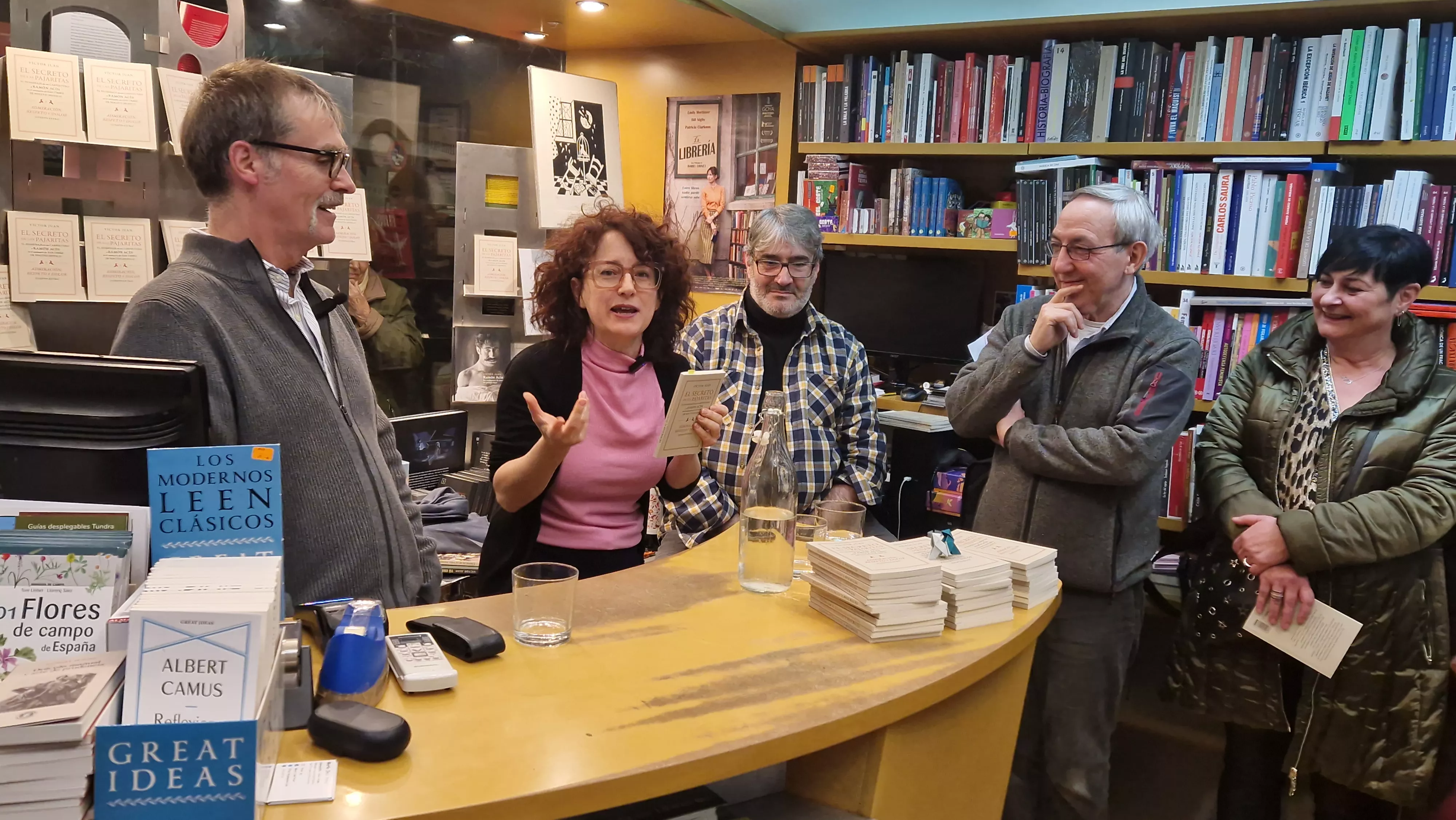 Victor Juan presentando El secreto de las pajaritas en la Anónima. Foto Myriam Martínez