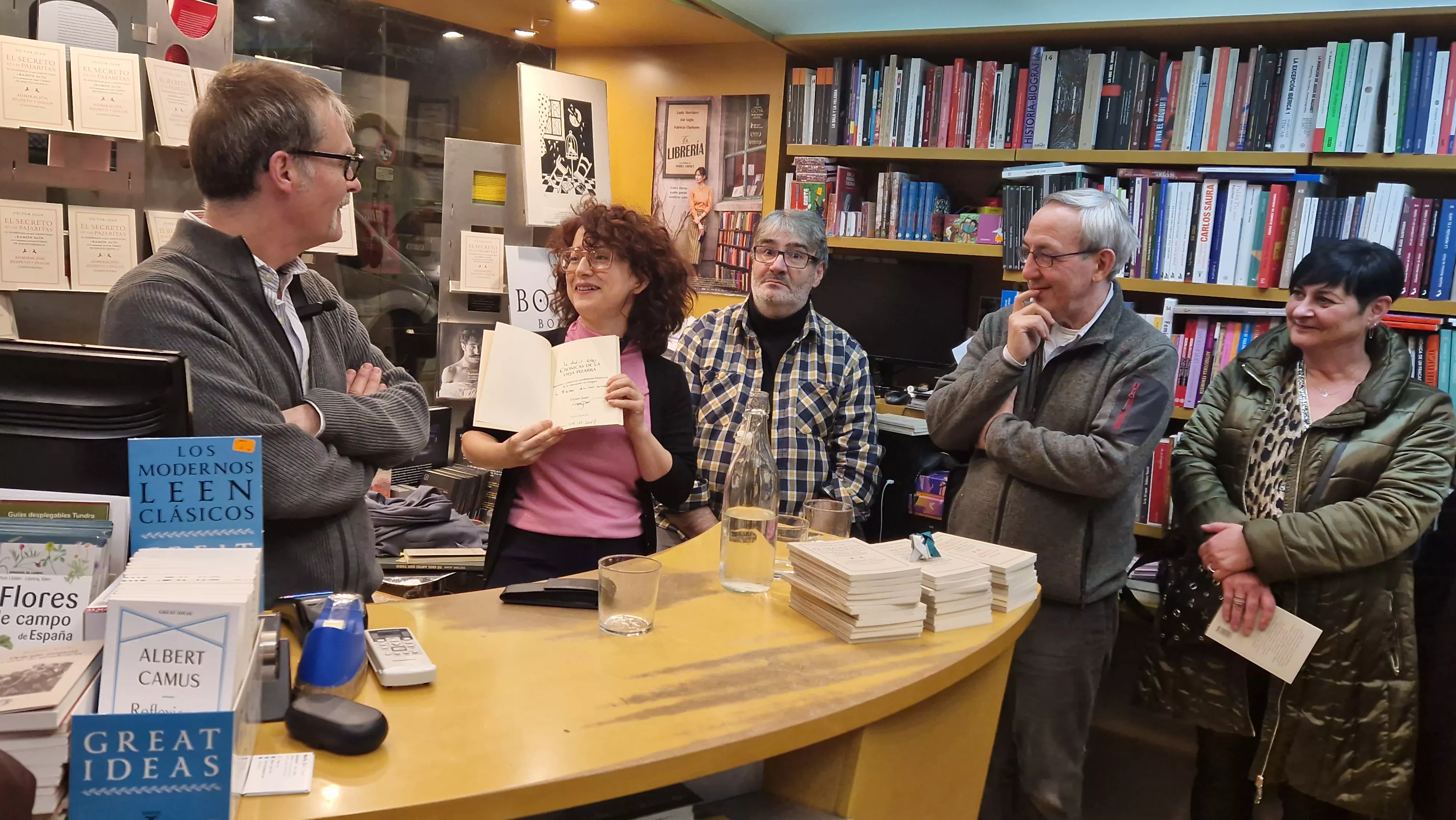 Victor Juan presentando El secreto de las pajaritas en la Anónima. Foto Myriam Martínez