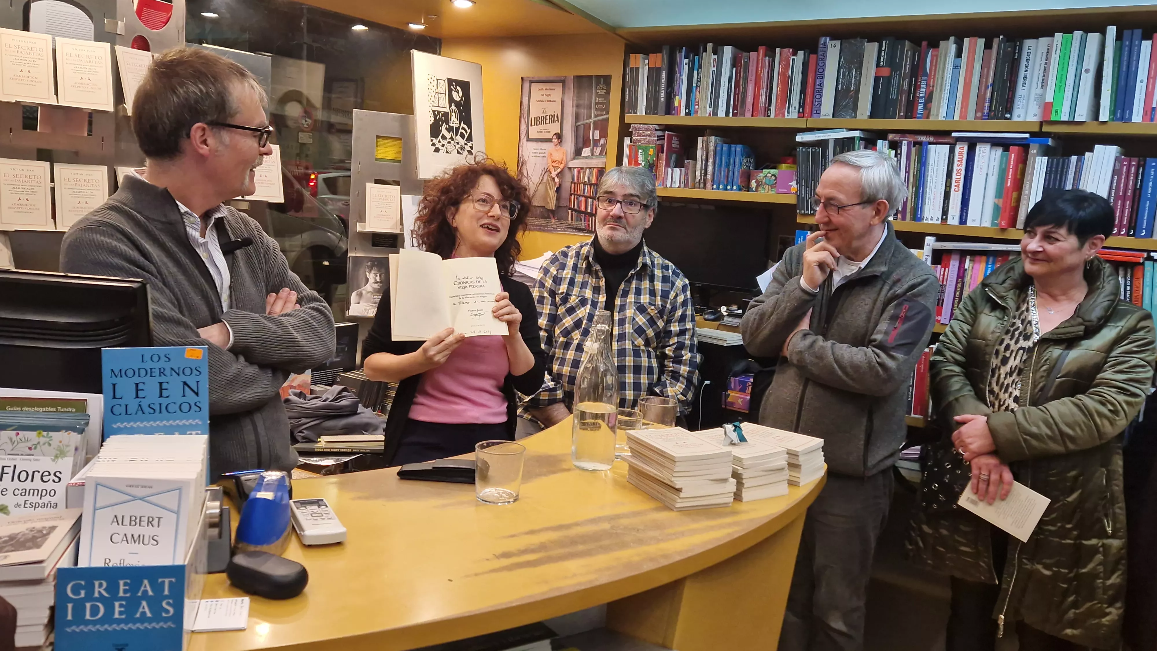Victor Juan presentando El secreto de las pajaritas en la Anónima. Foto Myriam Martínez