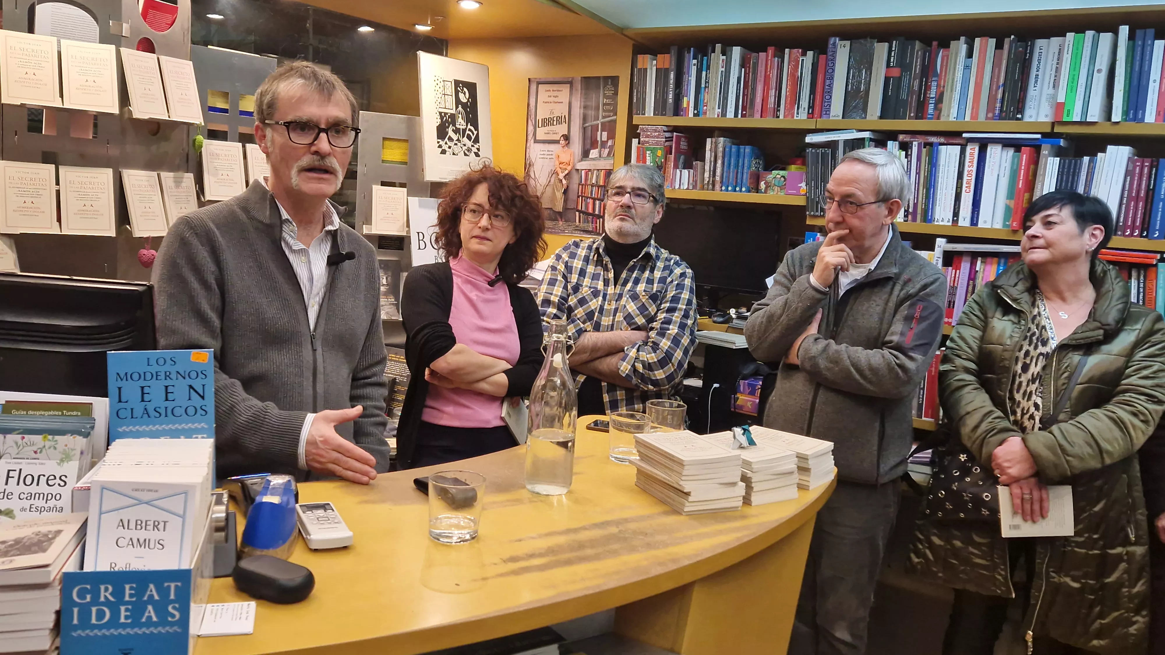 Victor Juan presentando El secreto de las pajaritas en la Anónima. Foto Myriam Martínez