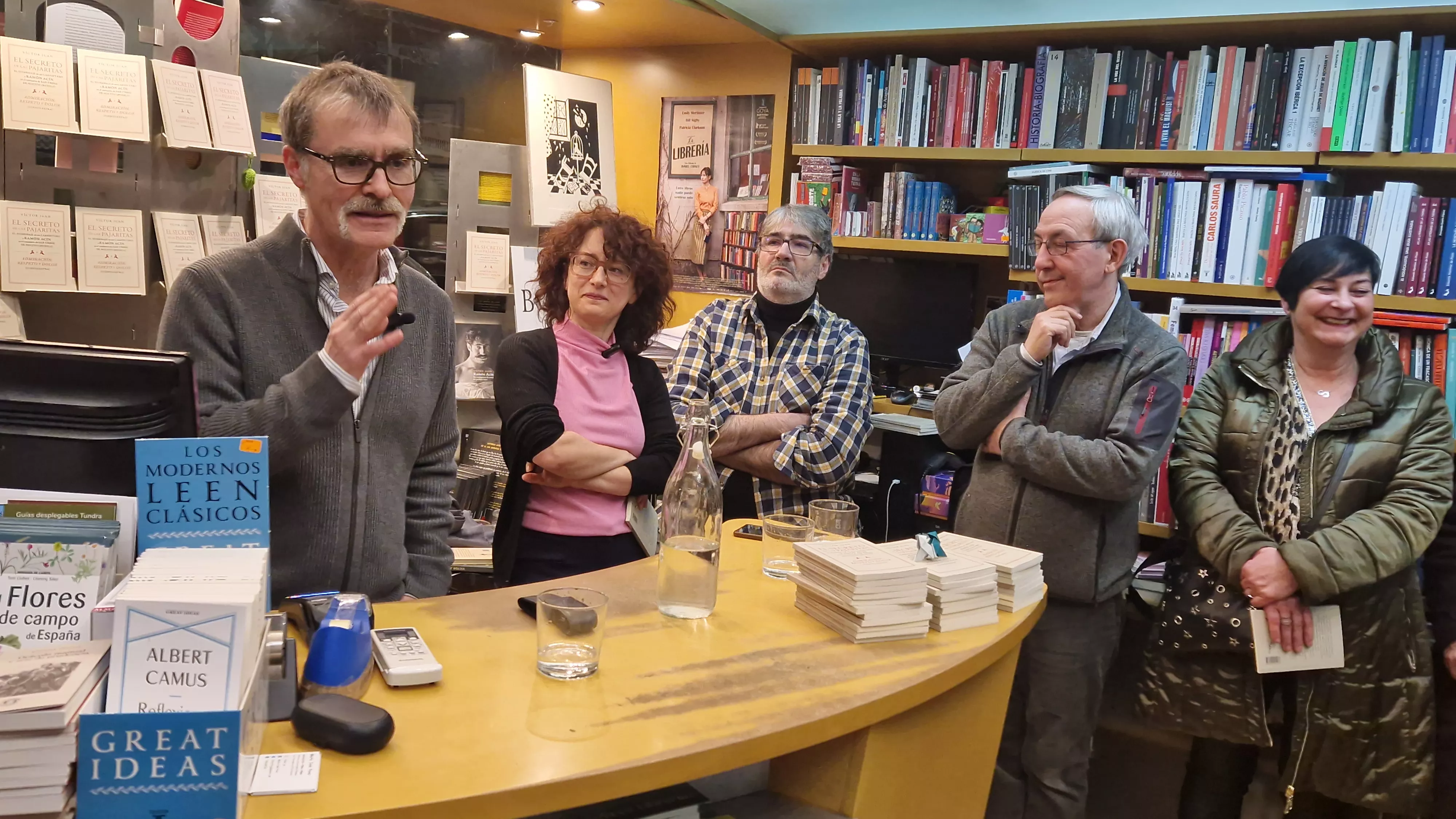 Victor Juan presentando El secreto de las pajaritas en la Anónima. Foto Myriam Martínez