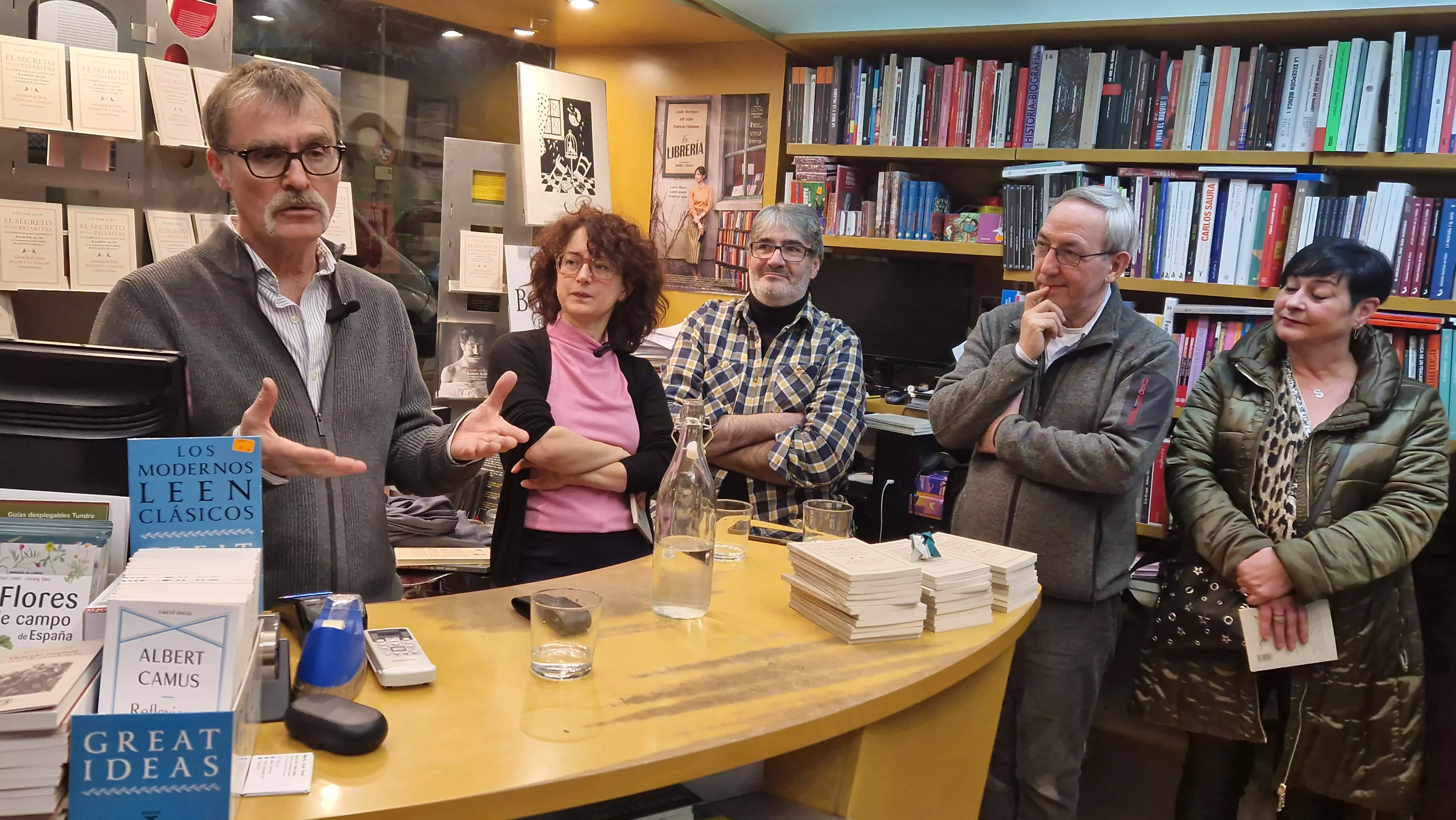 Victor Juan presentando El secreto de las pajaritas en la Anónima. Foto Myriam Martínez