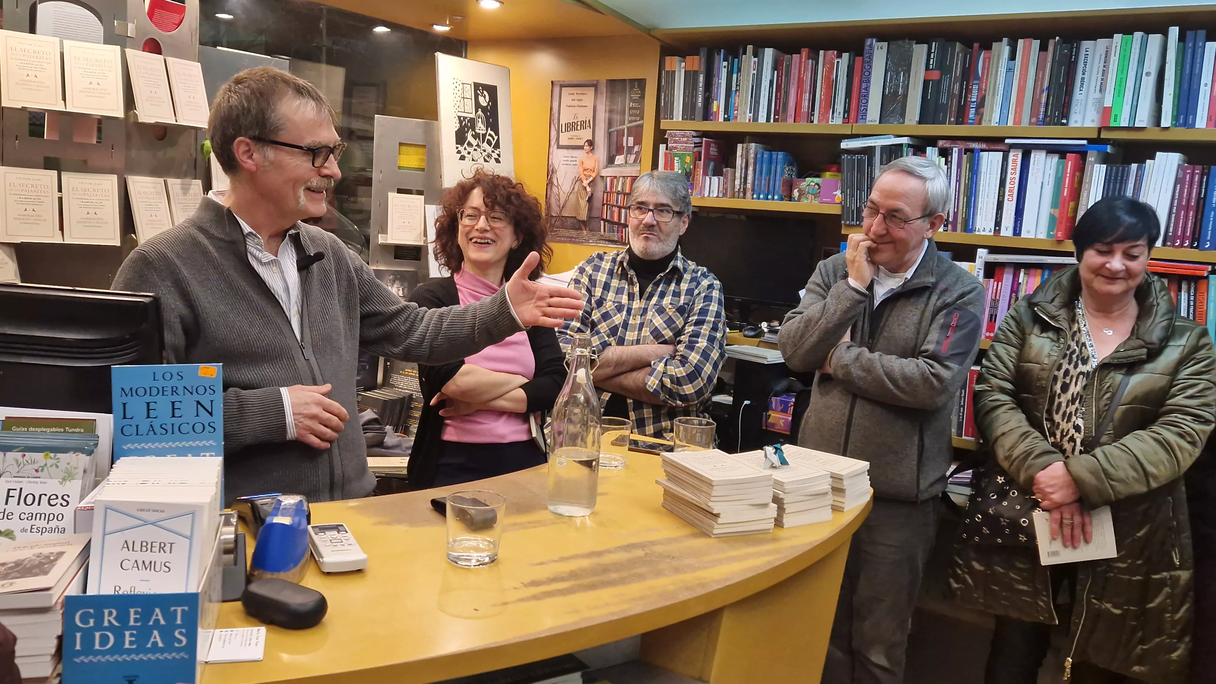 Victor Juan presentando El secreto de las pajaritas en la Anónima. Foto Myriam Martínez
