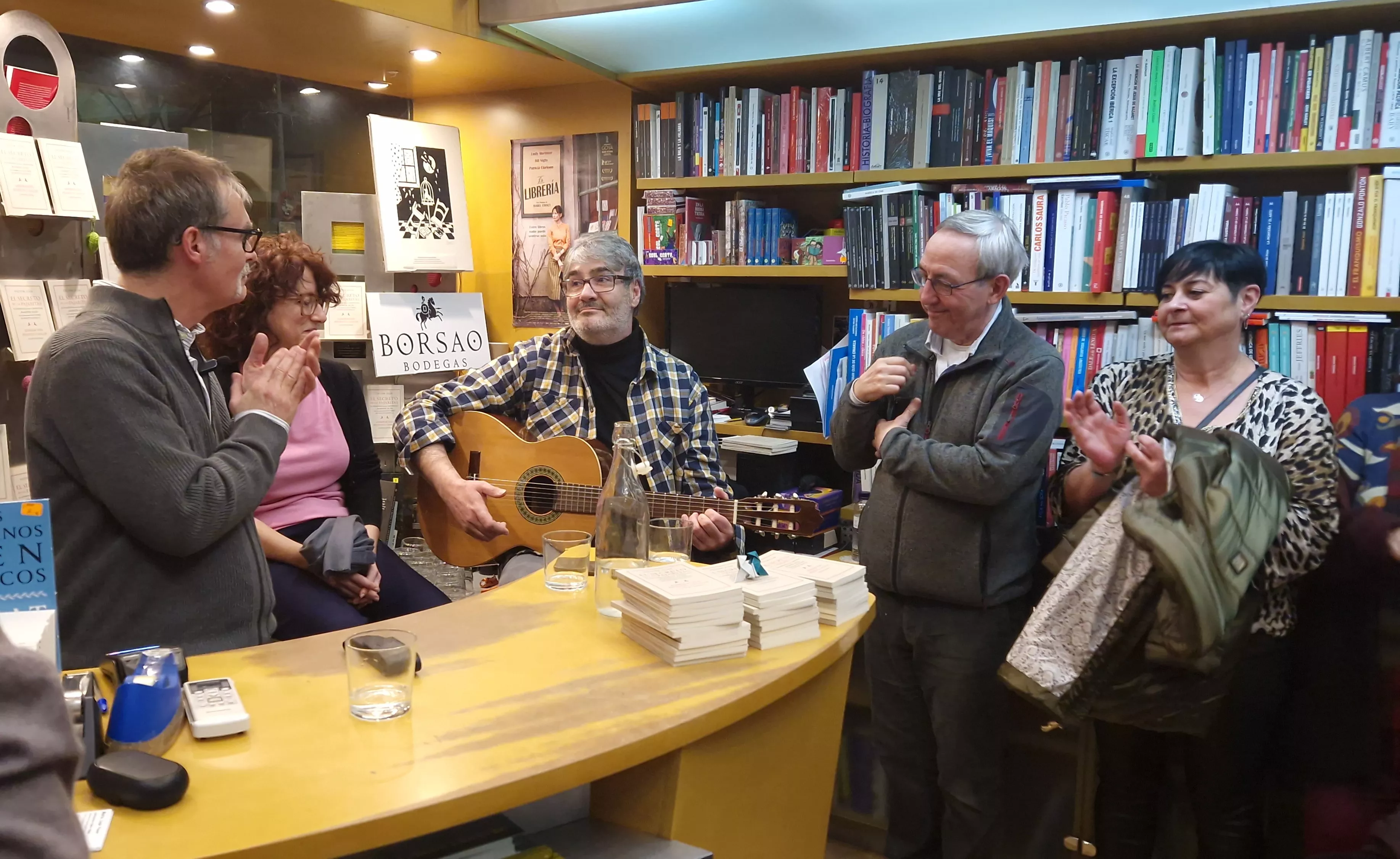 Victor Juan presentando El secreto de las pajaritas en la Anónima. Foto Myriam Martínez