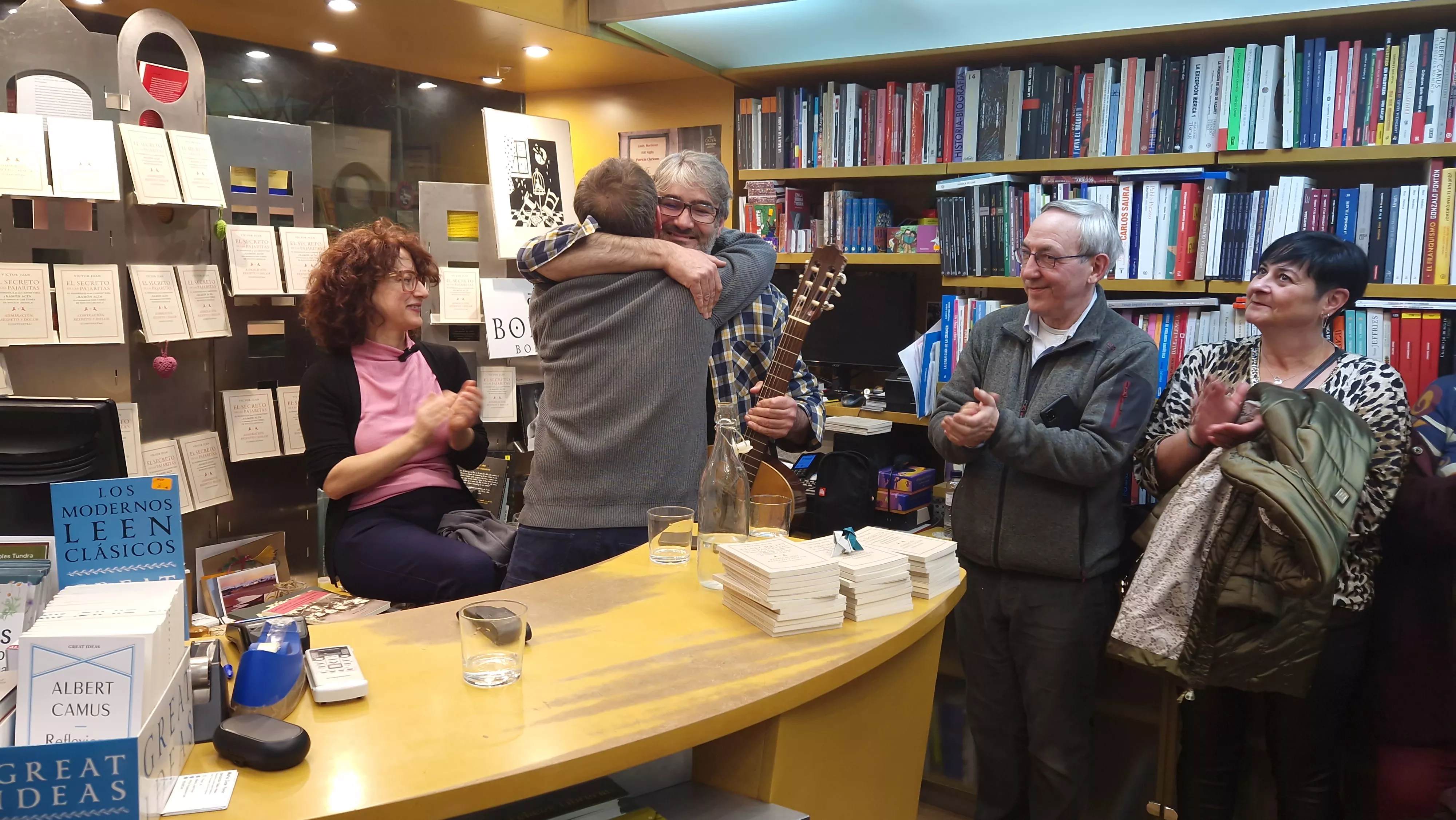 Victor Juan presentando El secreto de las pajaritas en la Anónima. Foto Myriam Martínez