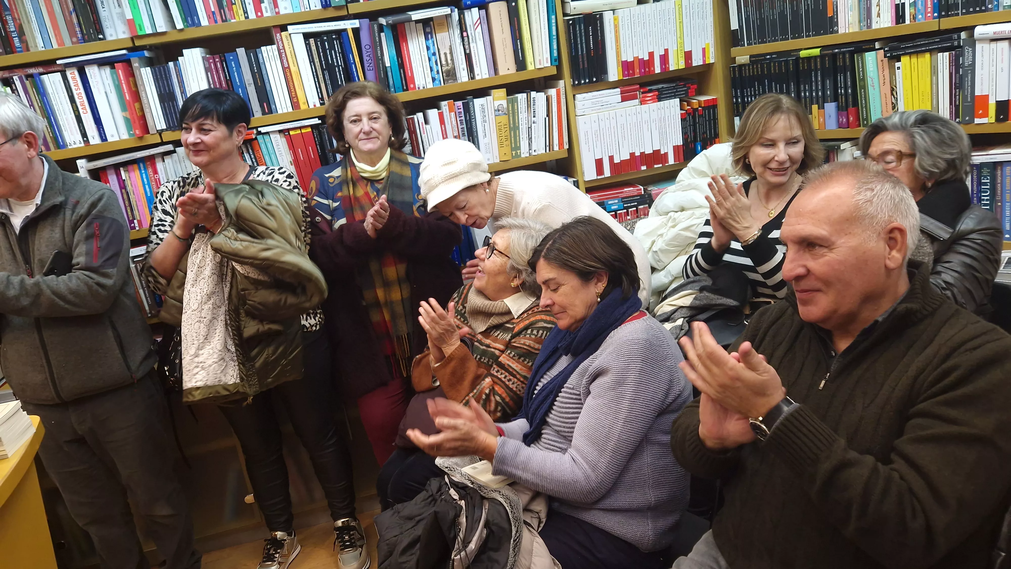 Victor Juan presentando El secreto de las pajaritas en la Anónima. Foto Myriam Martínez