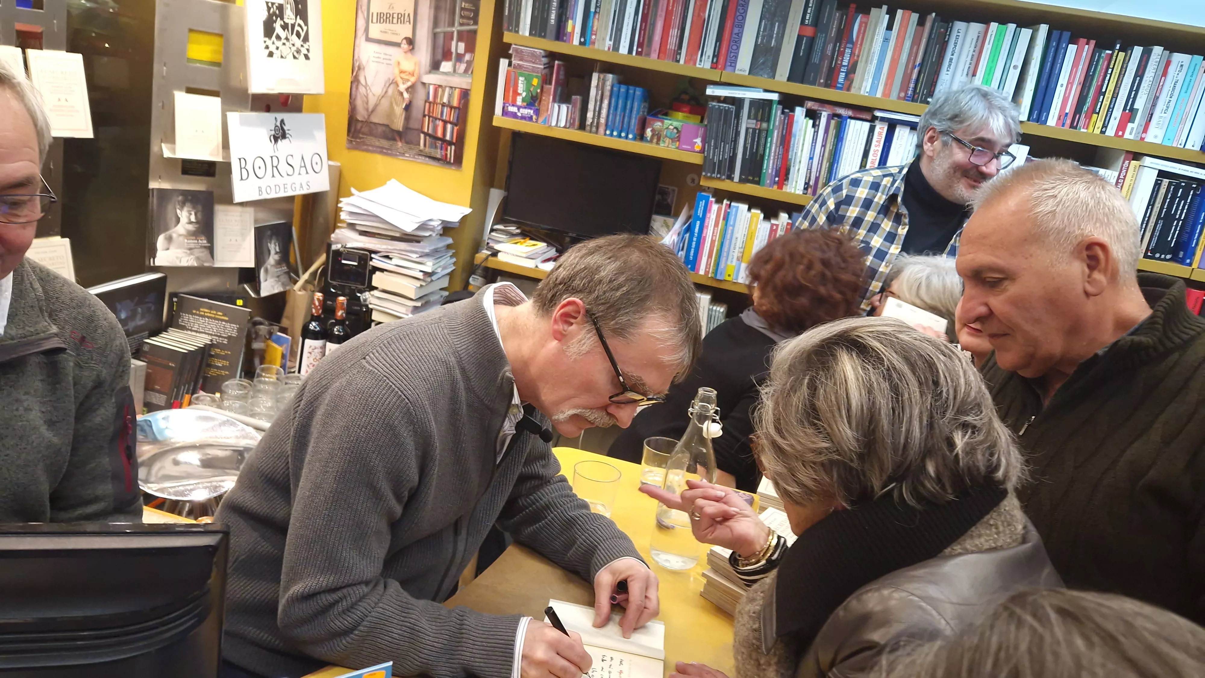 Victor Juan presentando El secreto de las pajaritas en la Anónima. Foto Myriam Martínez
