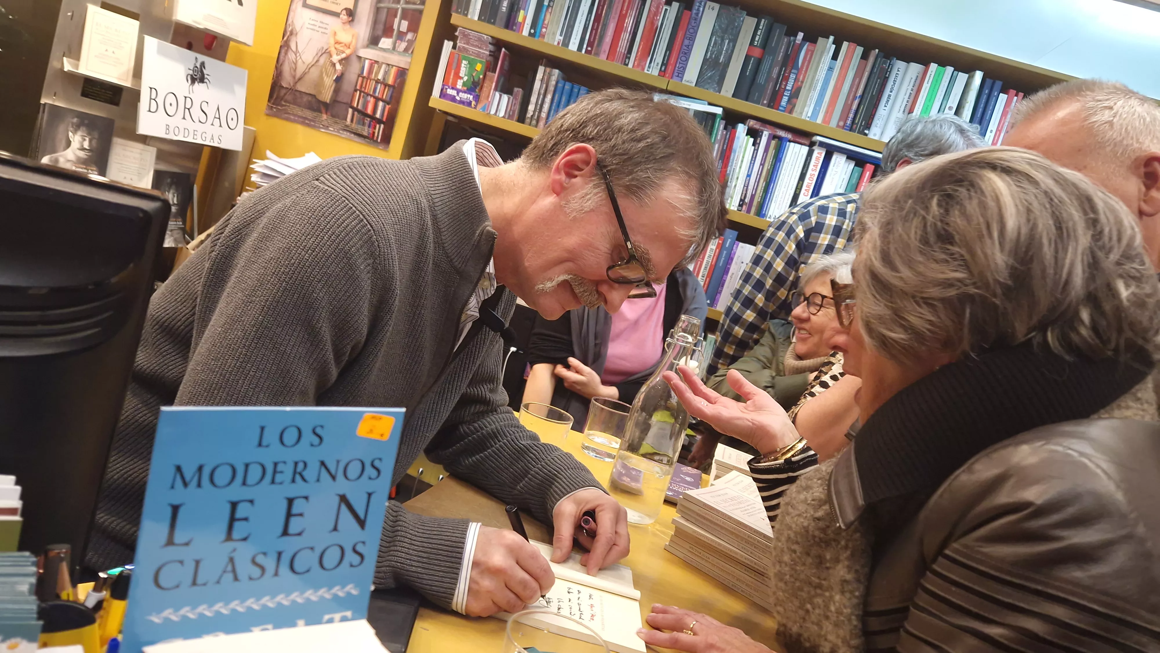 Victor Juan presentando El secreto de las pajaritas en la Anónima. Foto Myriam Martínez