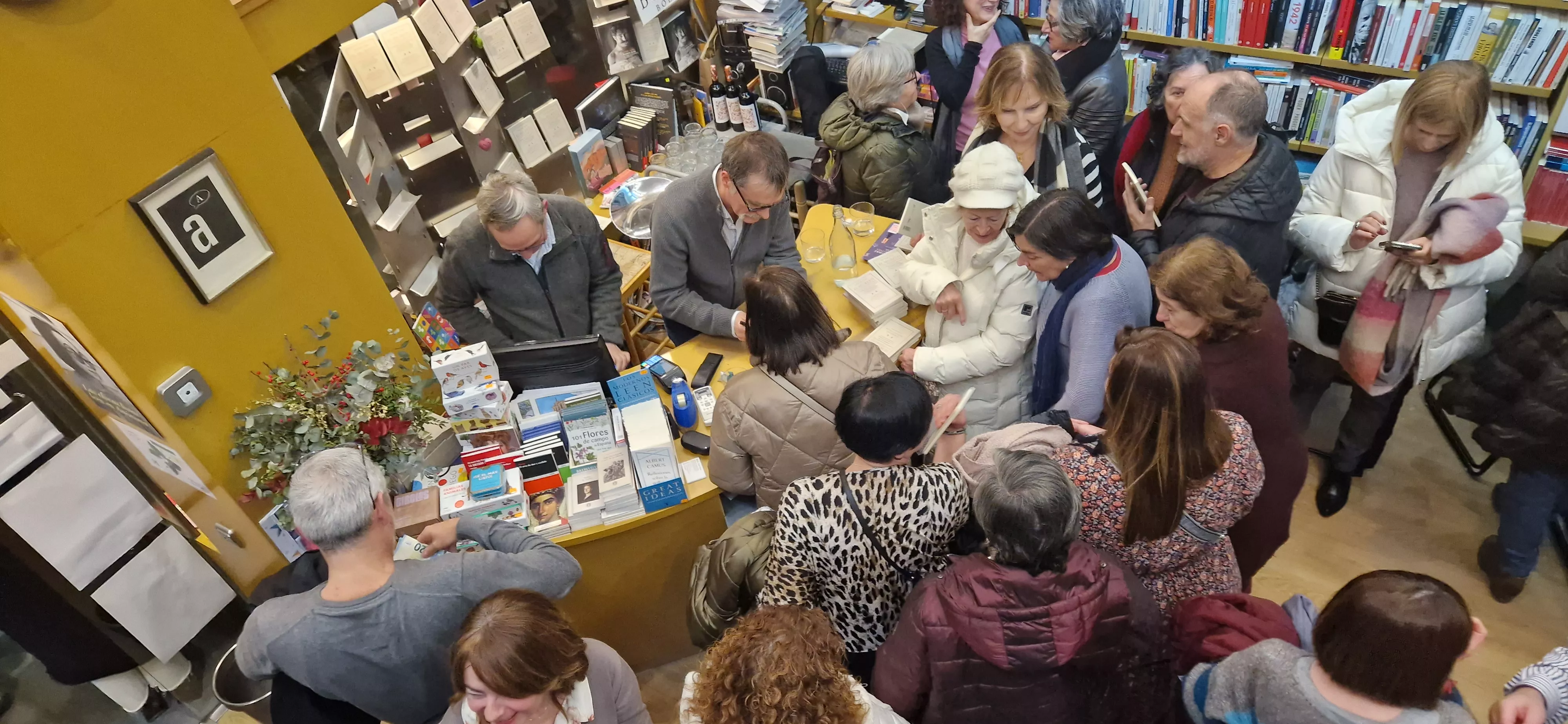 Victor Juan presentando El secreto de las pajaritas en la Anónima. Foto Myriam Martínez