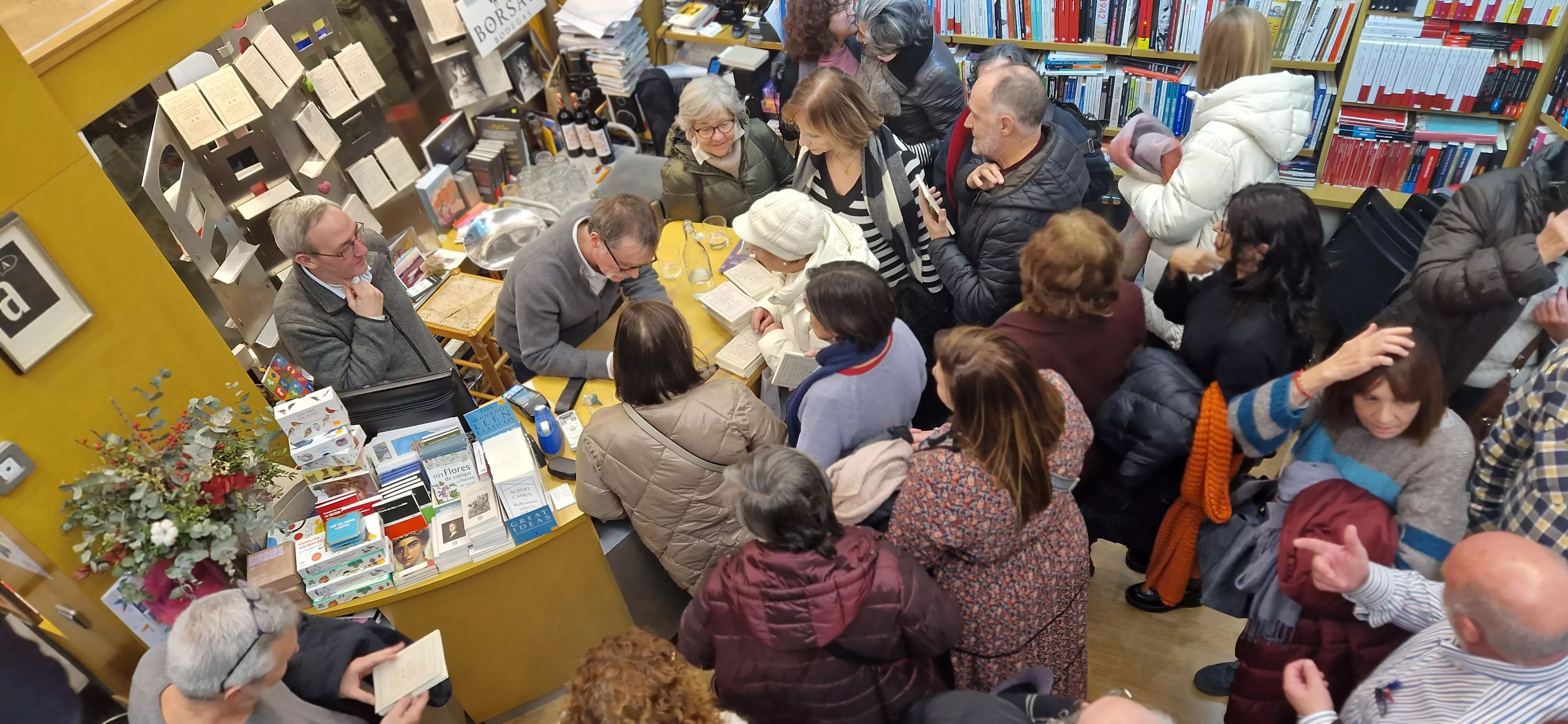 Victor Juan presentando El secreto de las pajaritas en la Anónima. Foto Myriam Martínez